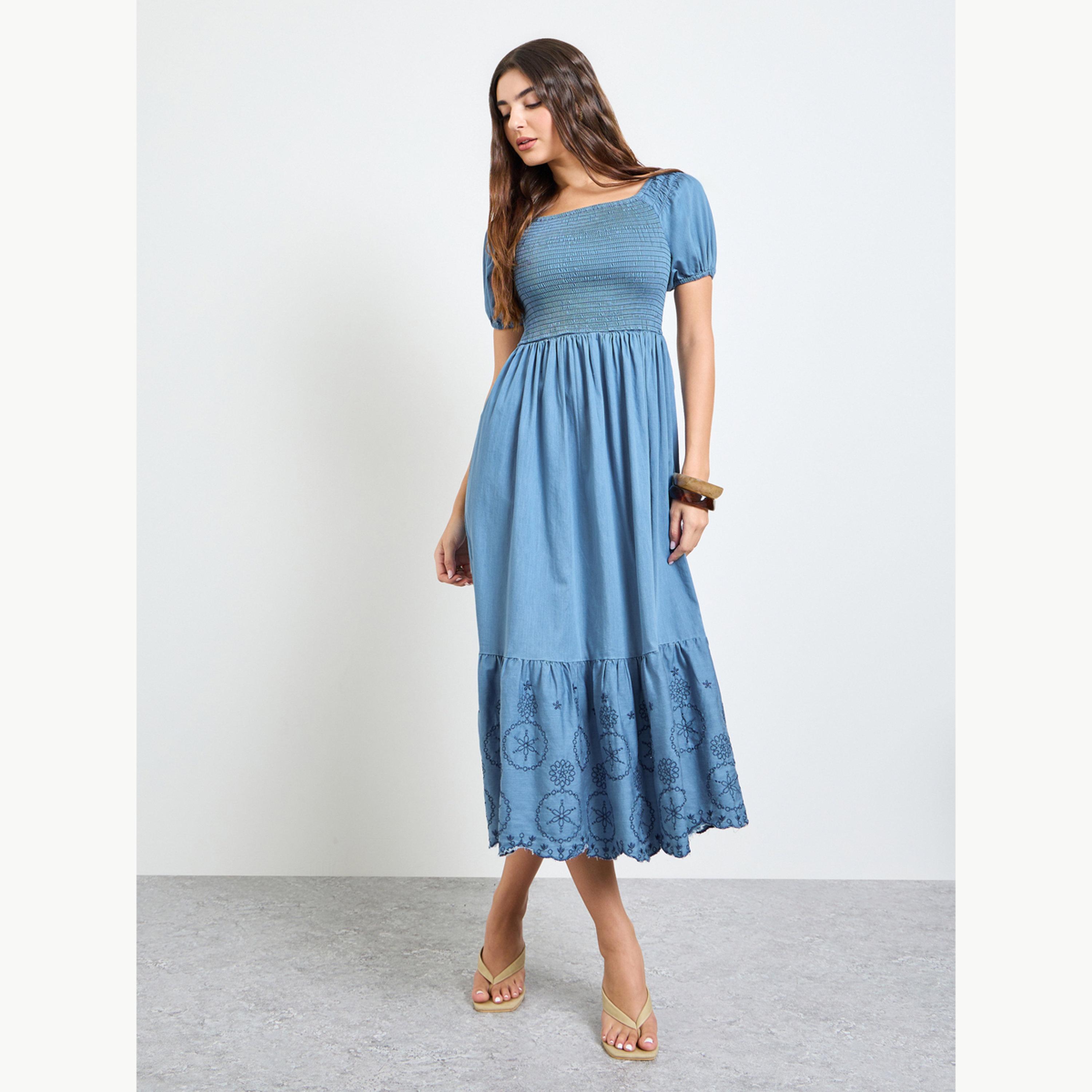 فستان ميدي بحافة واسعة وأكمام قصيرة ومطرز-women-clothing-dresses-image-3