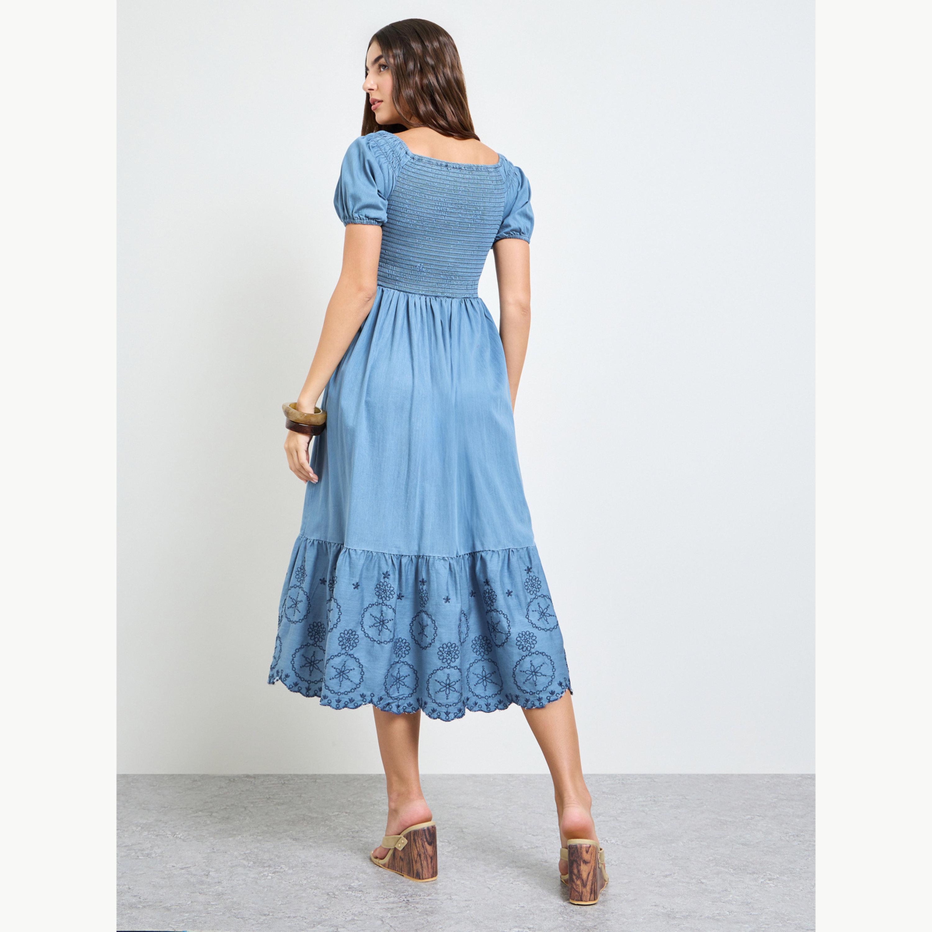 فستان ميدي بحافة واسعة وأكمام قصيرة ومطرز-women-clothing-dresses-image-4