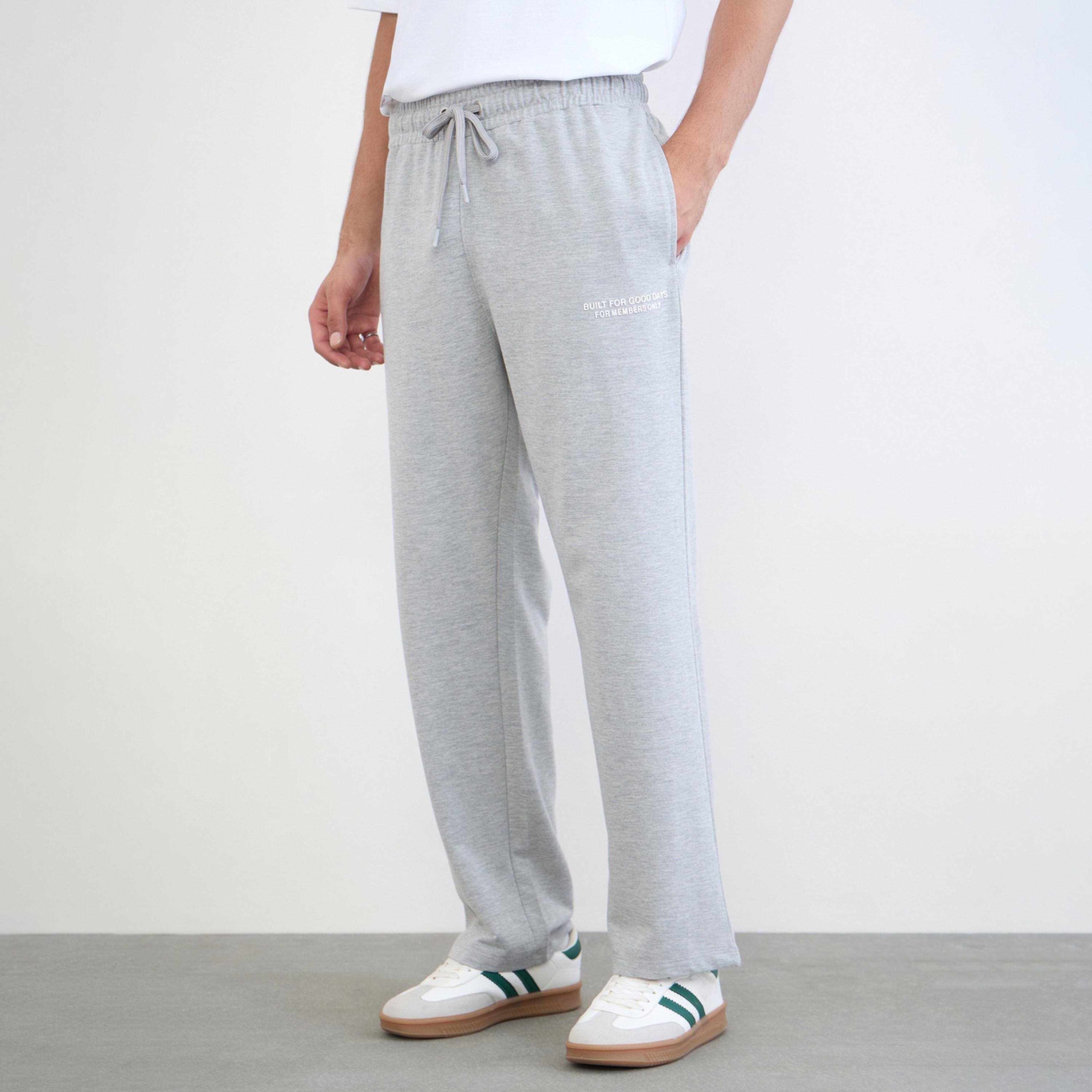 جوغر واسع بطبعات عالية الدقة مع جيب مرقع-men-clothing-bottoms-joggers-image-1