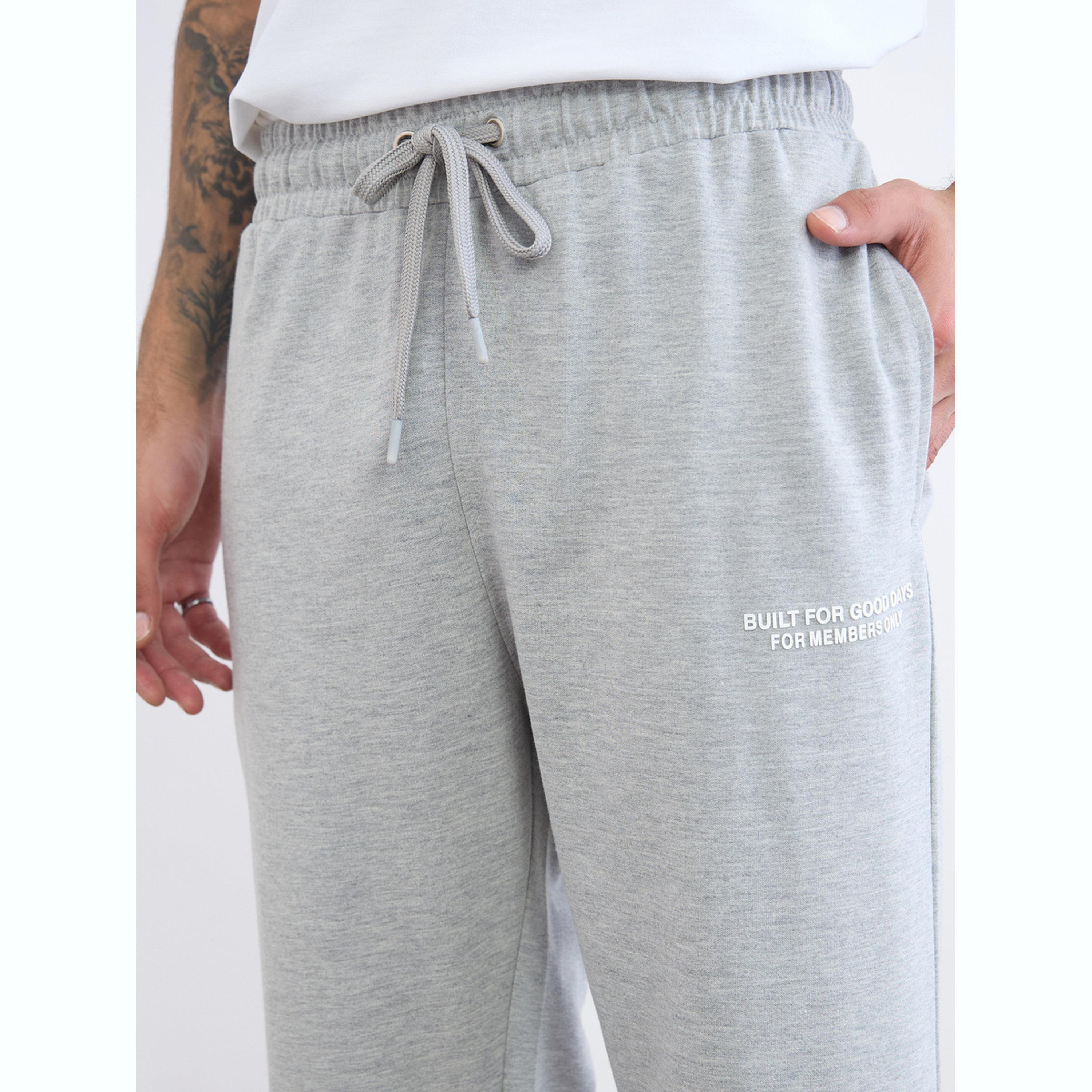 جوغر واسع بطبعات عالية الدقة مع جيب مرقع-men-clothing-bottoms-joggers-image-3
