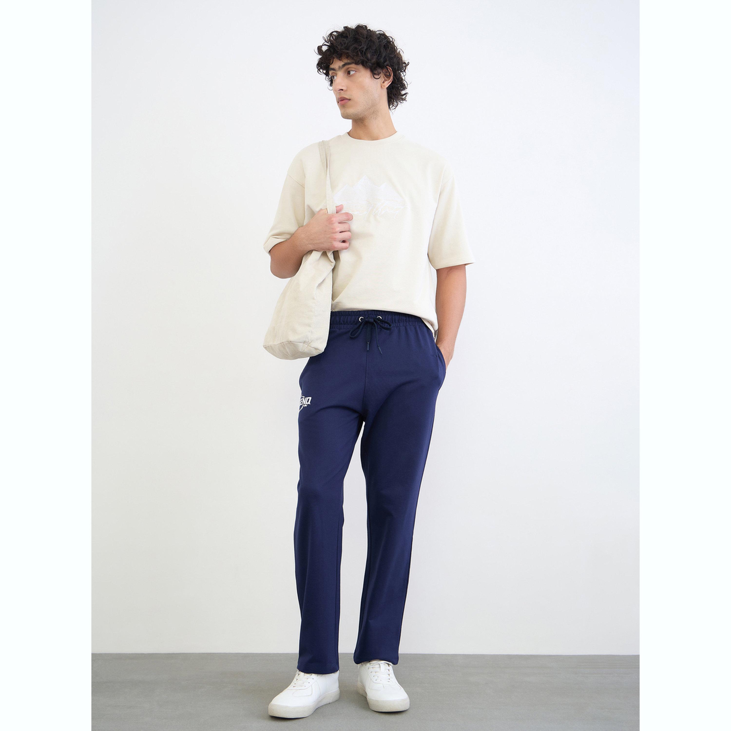 جوغر بقصة مريحة بطبعات كتابة-men-clothing-bottoms-joggers-image-2