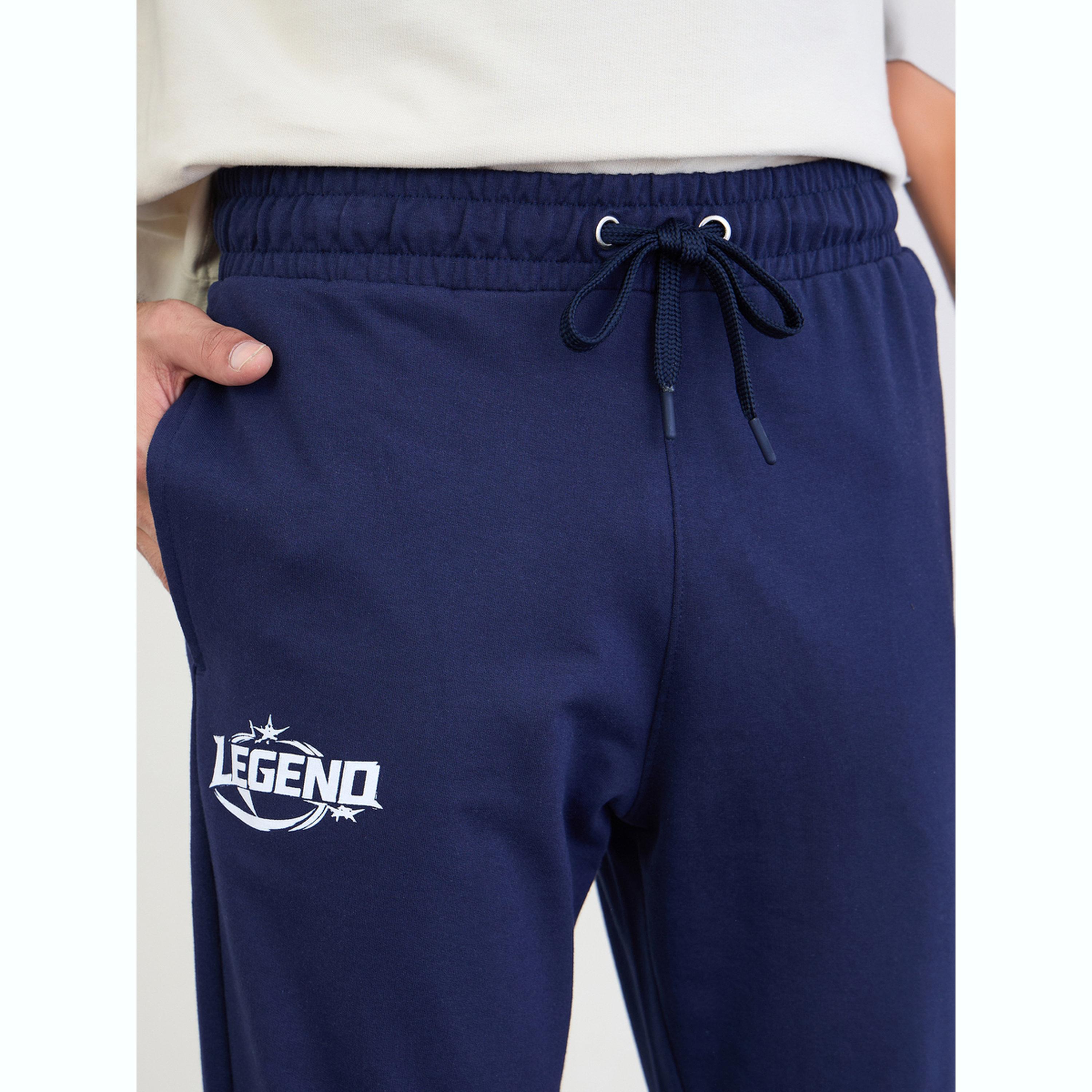 جوغر بقصة مريحة بطبعات كتابة-men-clothing-bottoms-joggers-image-3