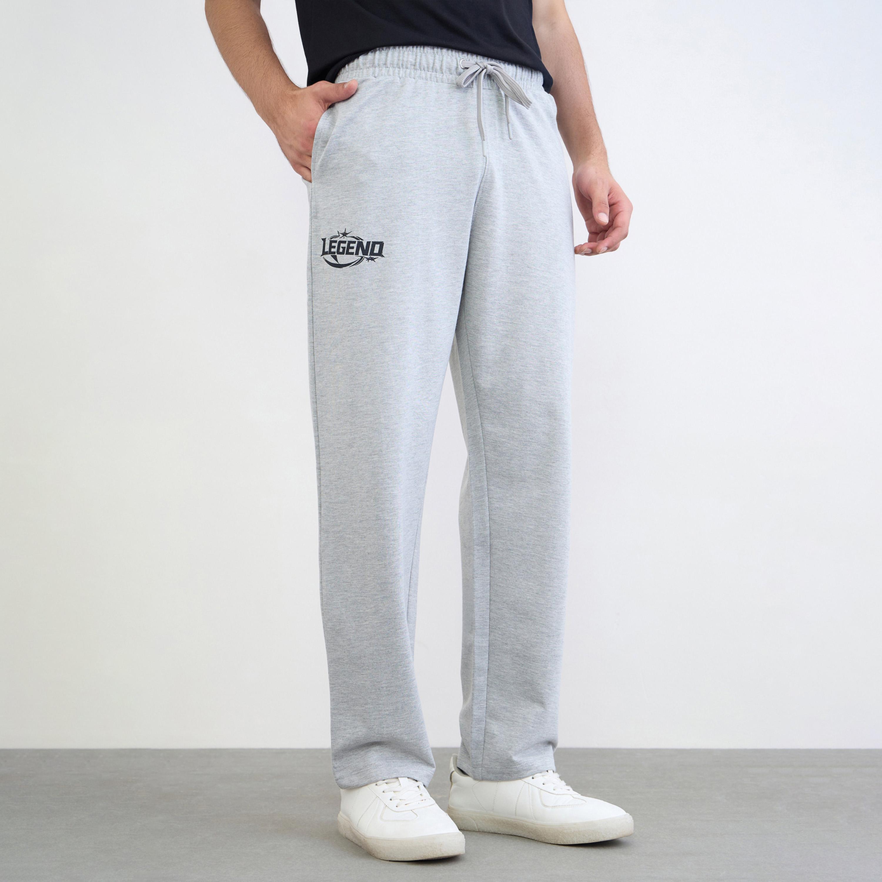 جوغر بقصة مريحة بطبعات كتابة-men-clothing-bottoms-joggers-image-1