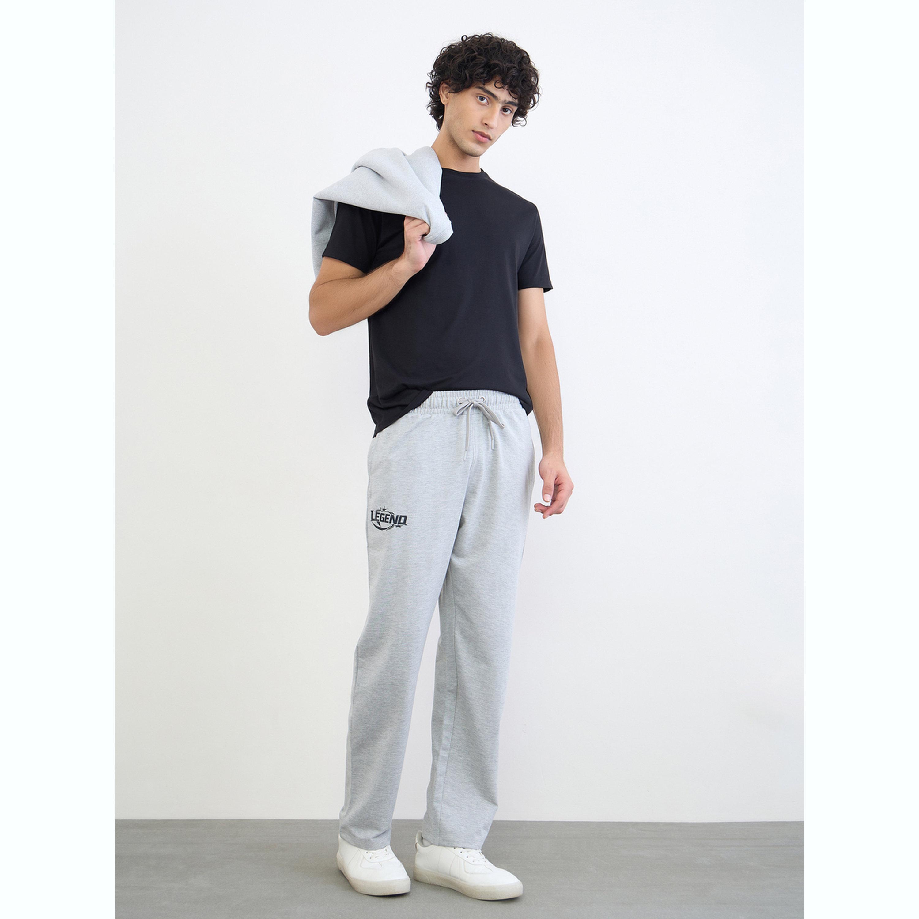 جوغر بقصة مريحة بطبعات كتابة-men-clothing-bottoms-joggers-image-2