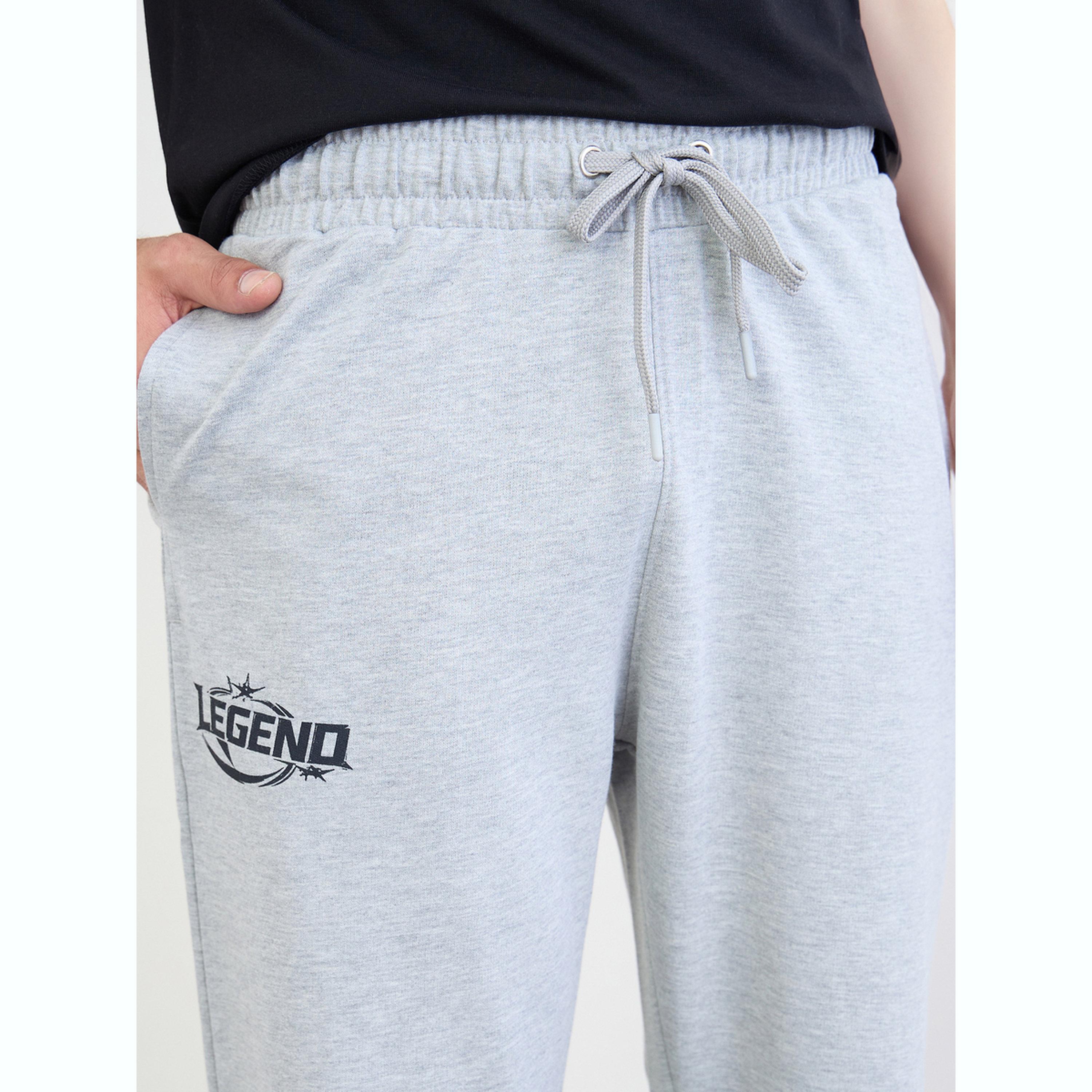 جوغر بقصة مريحة بطبعات كتابة-men-clothing-bottoms-joggers-image-3
