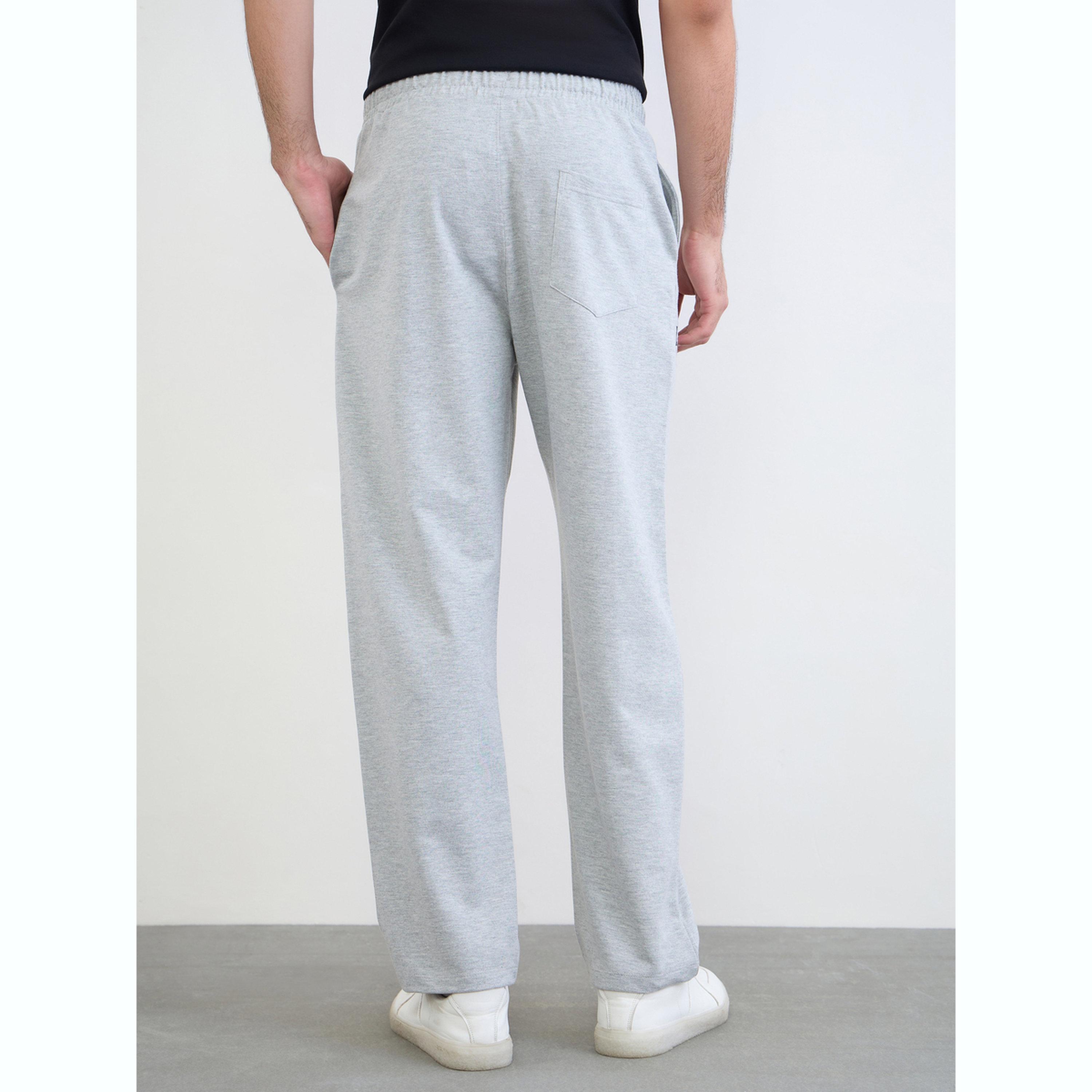 جوغر بقصة مريحة بطبعات كتابة-men-clothing-bottoms-joggers-image-4