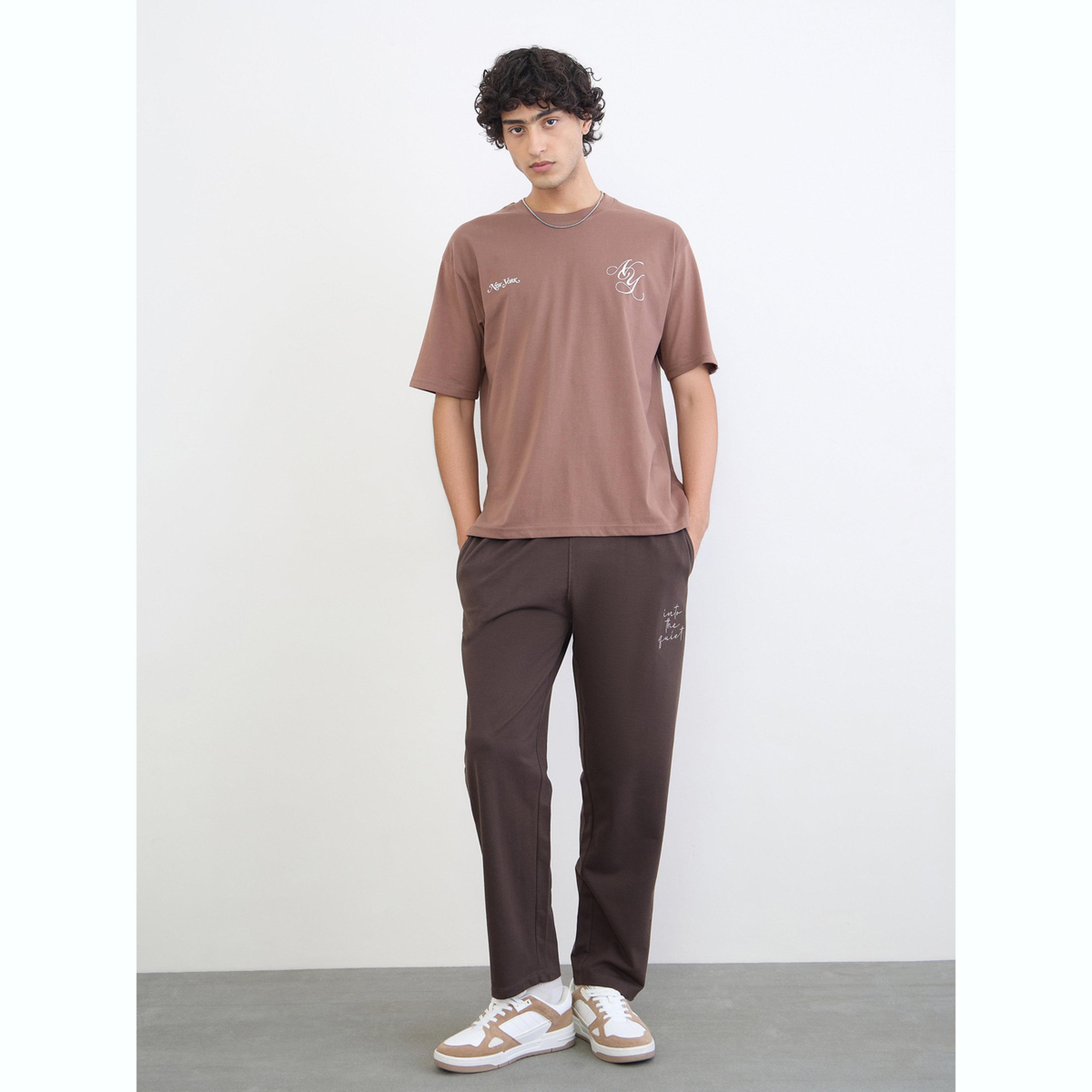 جوغر بقصة مريحة بتفاصيل مطرزة-men-clothing-bottoms-joggers-image-2