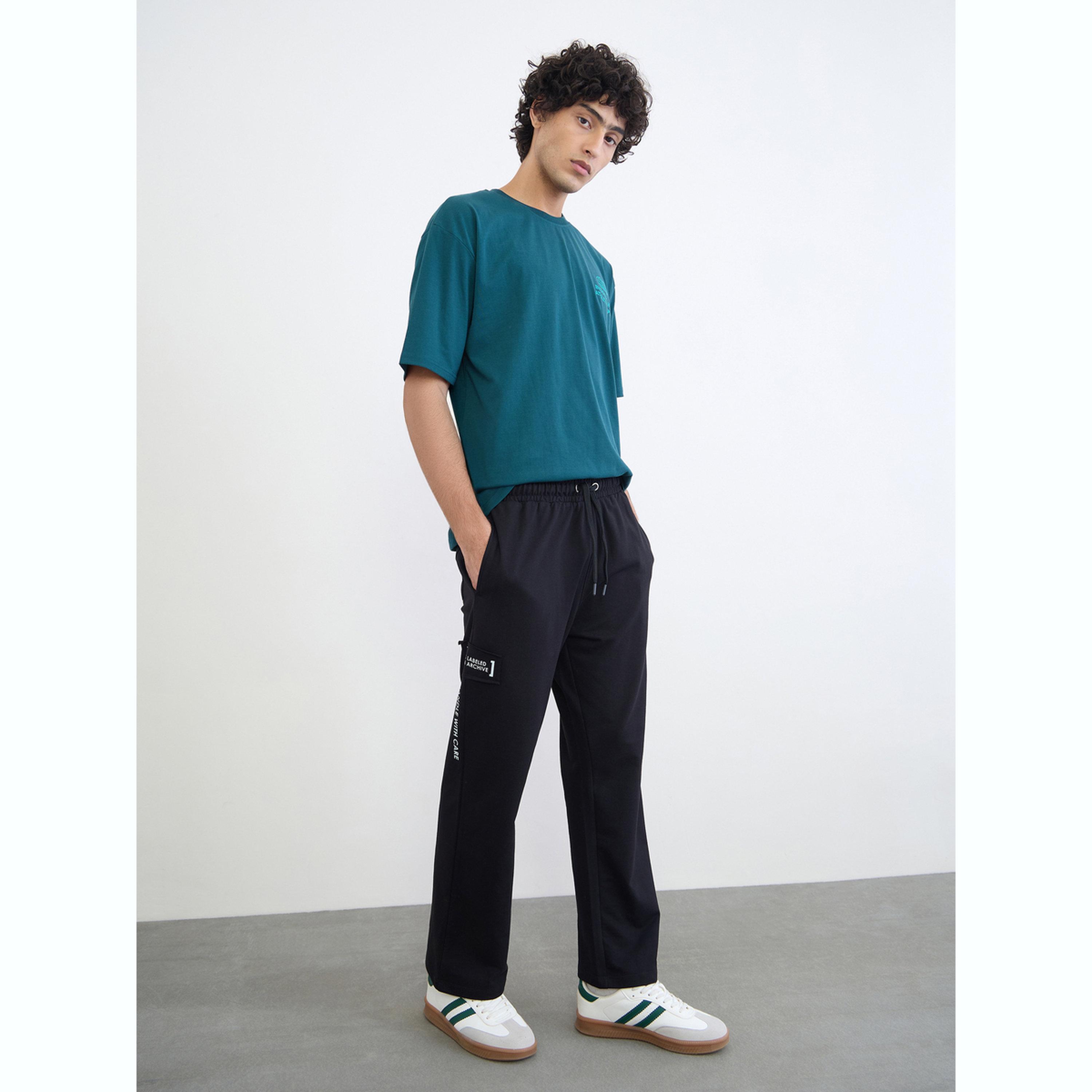 جوغر واسع بتفاصيل مرقعة بزينة-men-clothing-bottoms-joggers-image-2