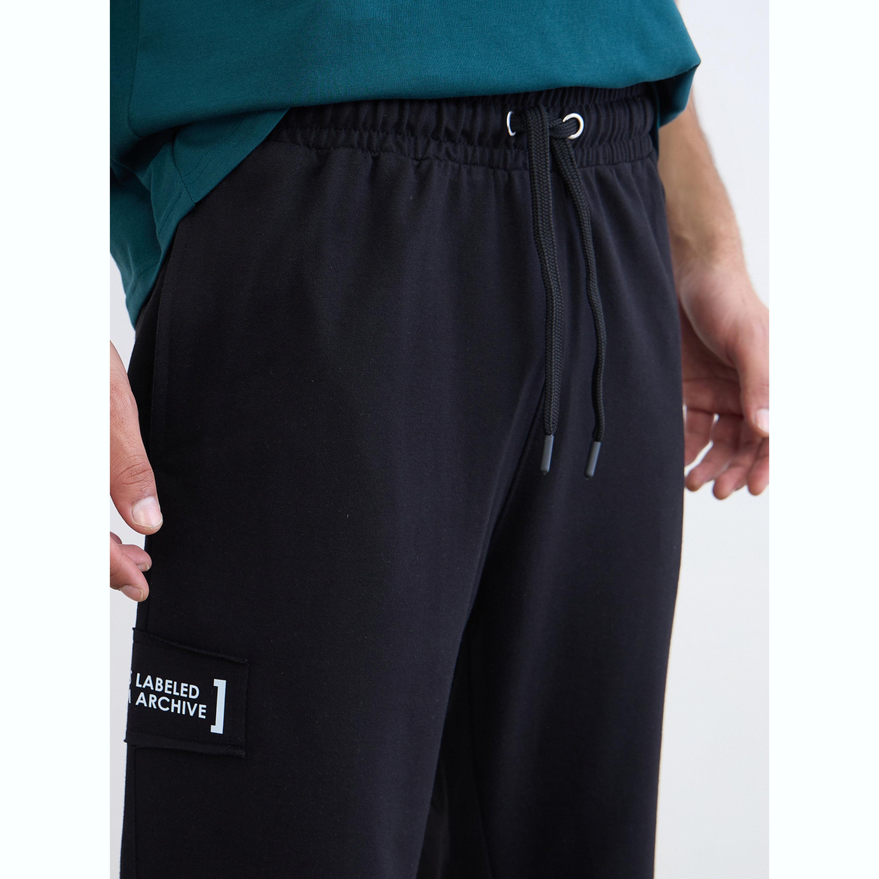 جوغر واسع بتفاصيل مرقعة بزينة-men-clothing-bottoms-joggers-image-3
