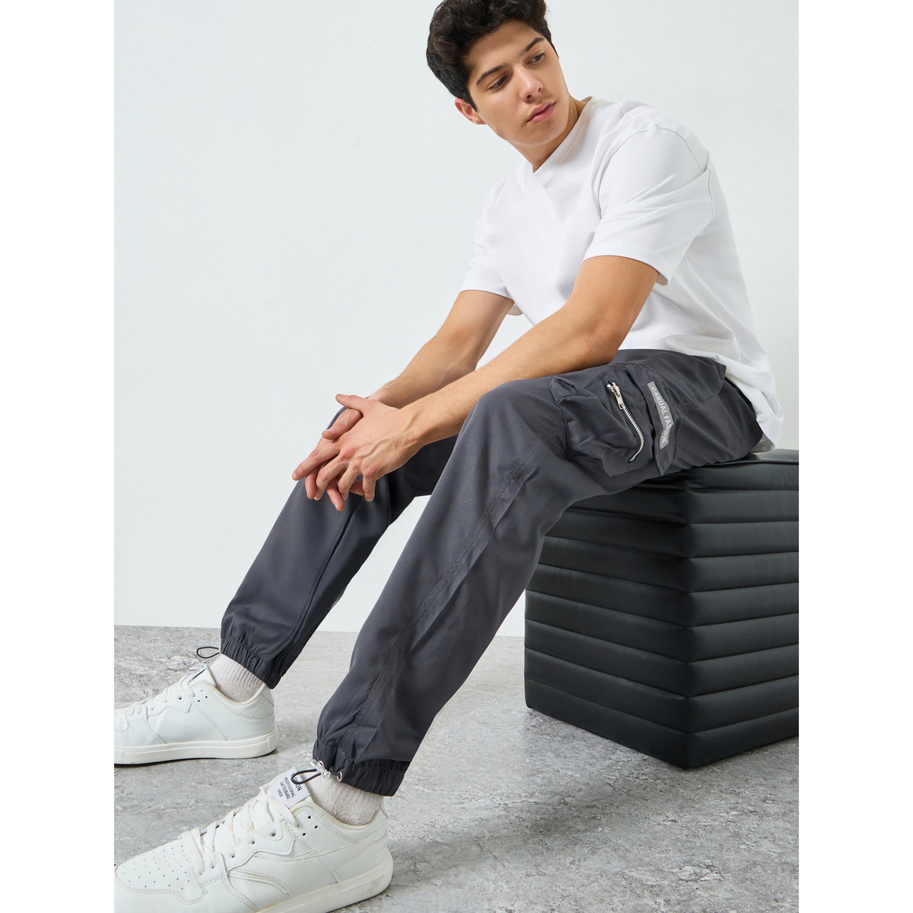 تيك تو - بنطال رجالي رمادي اللون بجيوب جانبية وأساور مطاطية-men-clothing-bottoms-joggers-image-3
