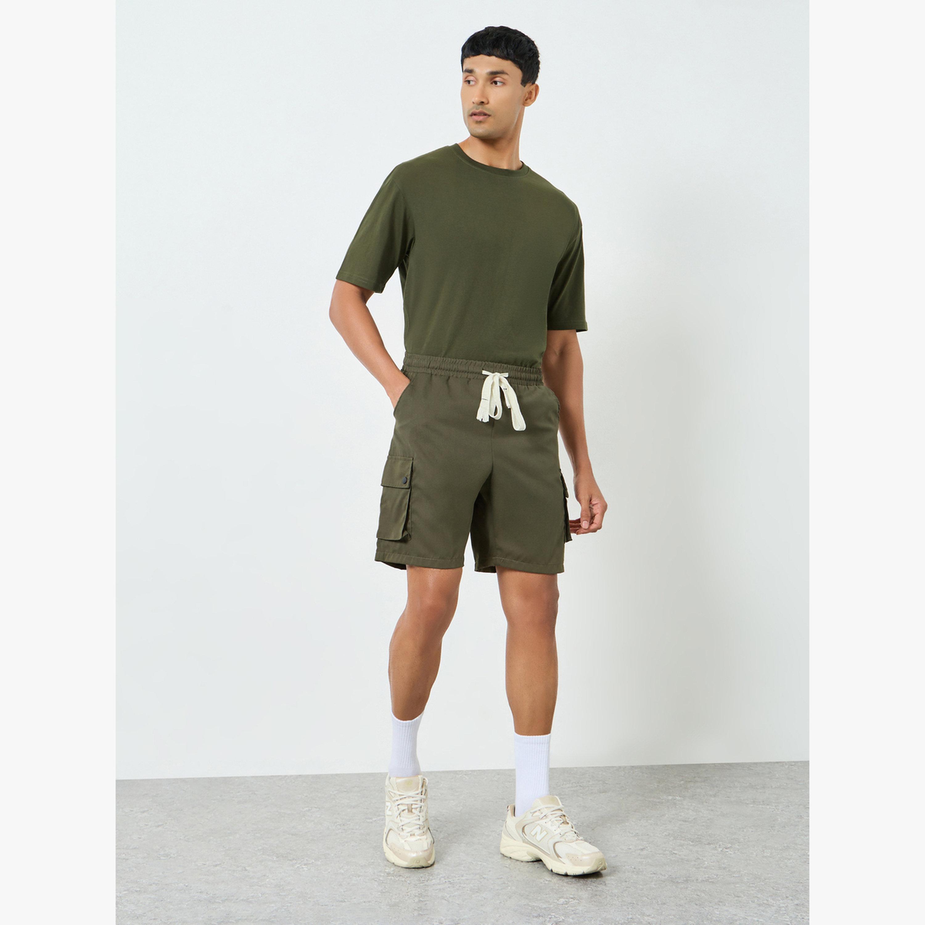 شورت سادة بتفاصيل جيوب وبرباط خصر-men-clothing-swimandbeach-shorts-image-2
