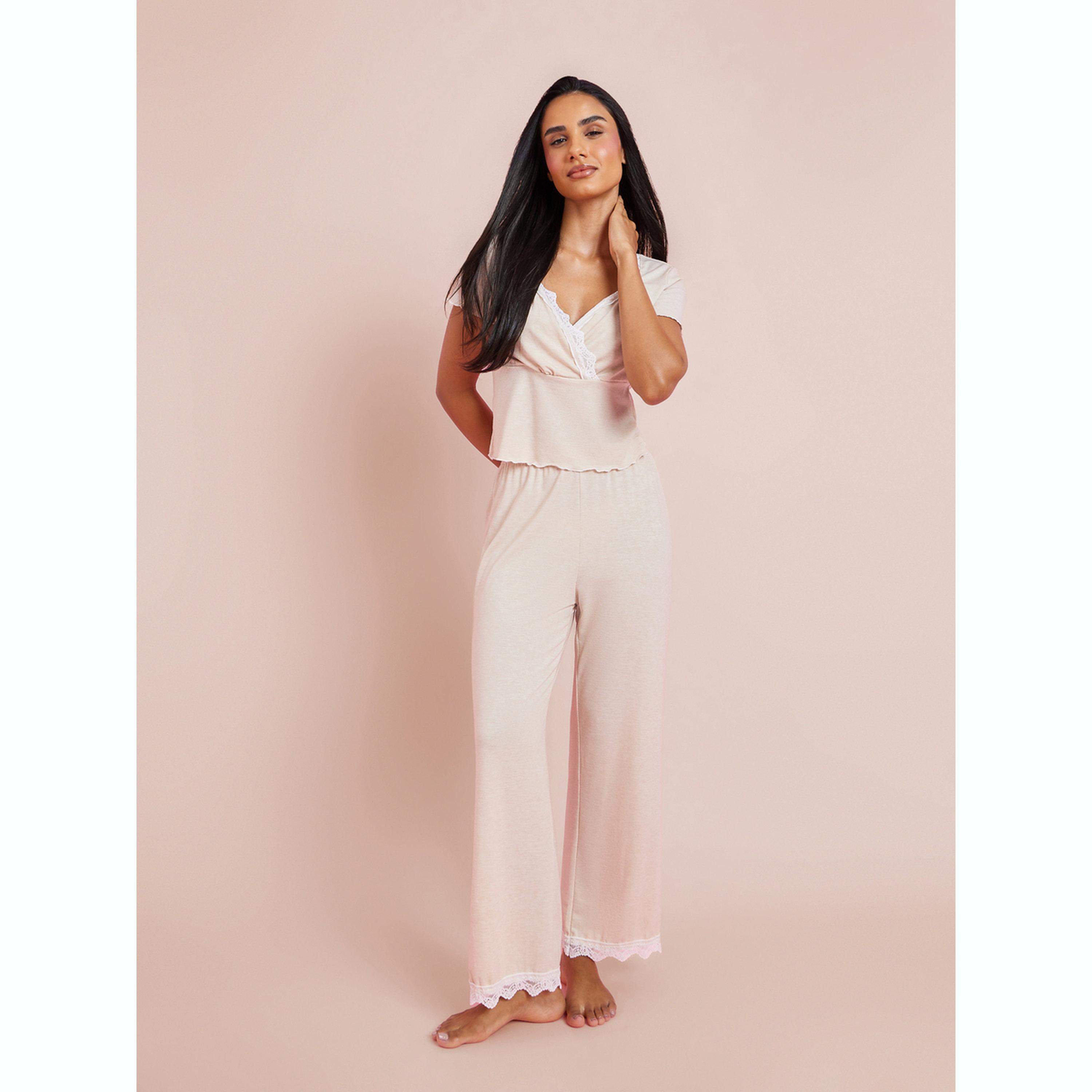 طقم بيجاما من بنطال وبلوزة بنمط لف وتفاصيل دانتيل-women-clothing-nightwear-pyjamas-longsets-image-1