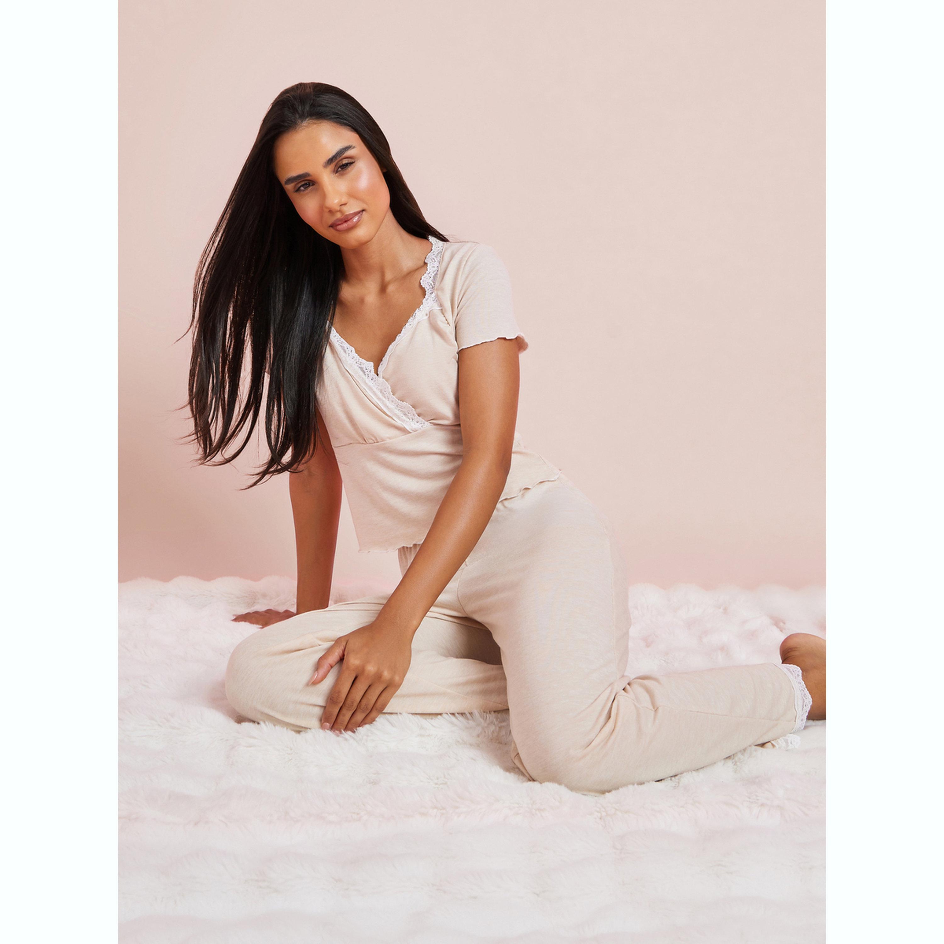 طقم بيجاما من بنطال وبلوزة بنمط لف وتفاصيل دانتيل-women-clothing-nightwear-pyjamas-longsets-image-2