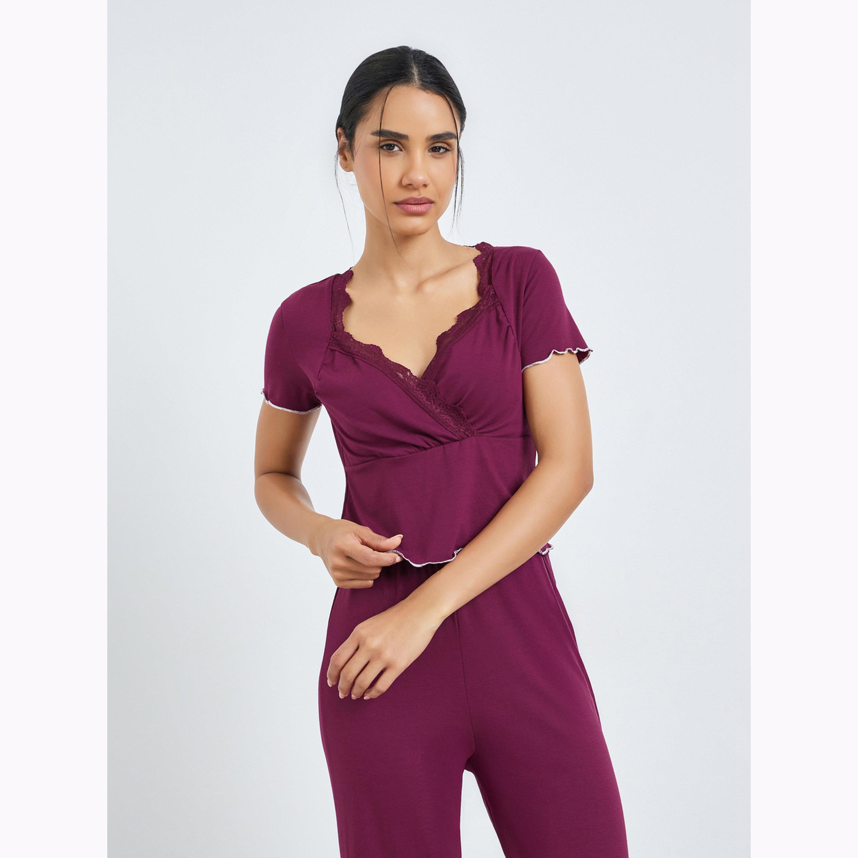 طقم بيجاما من بنطال وبلوزة لف بحافة متموجة وتفاصيل دانتيل بلون برغندي-women-clothing-nightwear-pyjamas-longsets-image-2