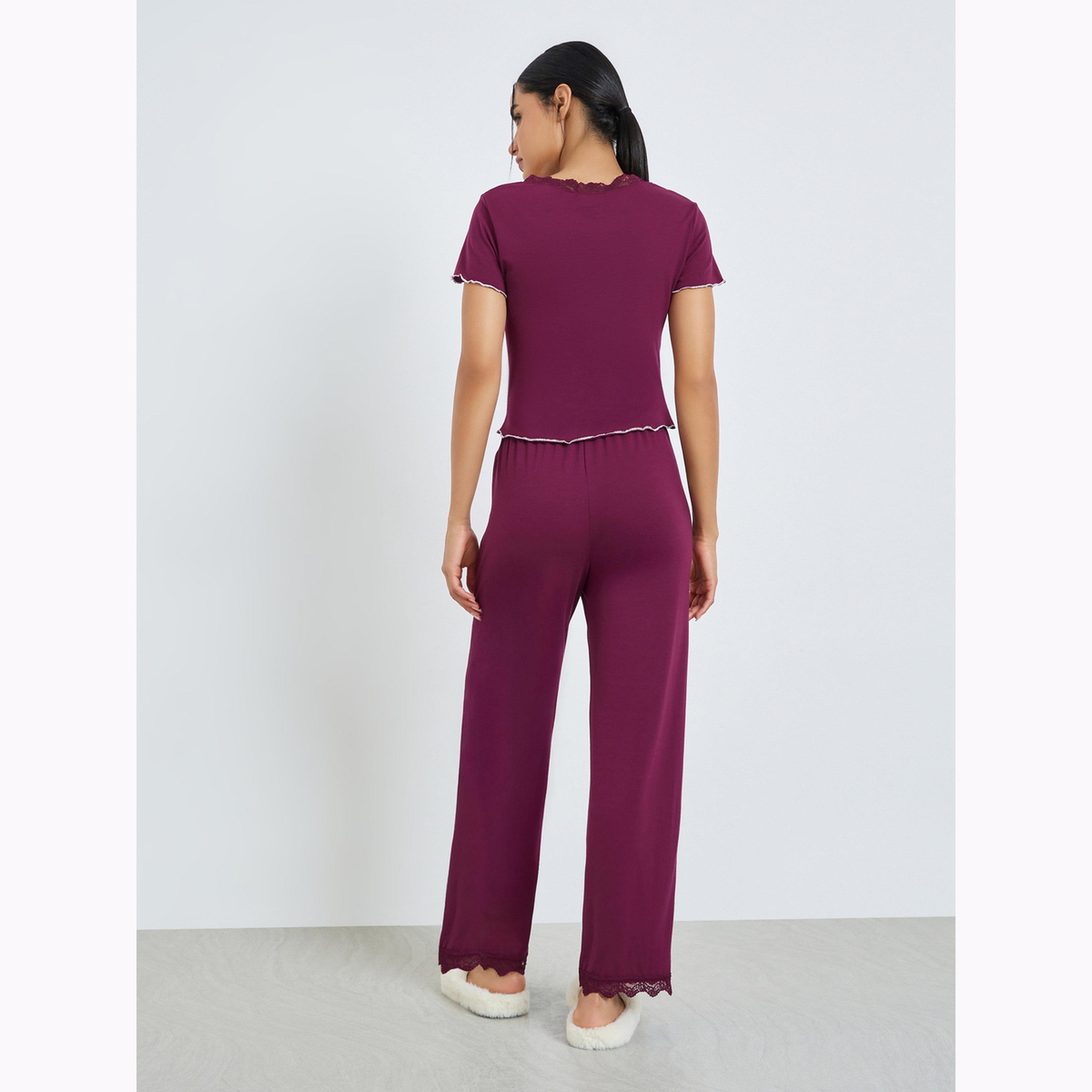طقم بيجاما من بنطال وبلوزة لف بحافة متموجة وتفاصيل دانتيل بلون برغندي-women-clothing-nightwear-pyjamas-longsets-image-3