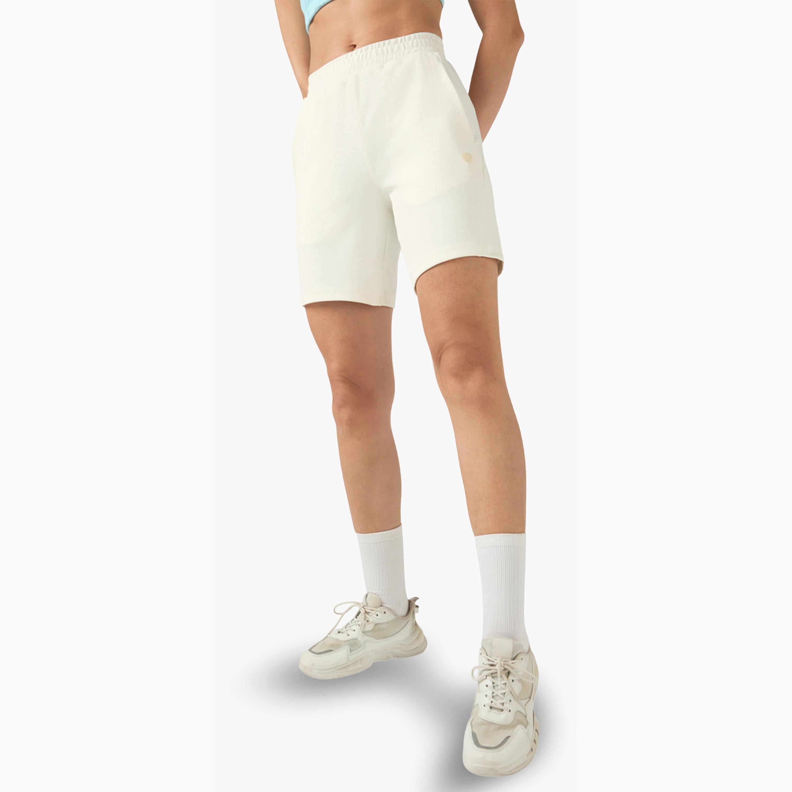 شورت رياضي بقصة عادية مع إيلاستو بلس-women-clothing-sportswearandactivewear-bottoms-athleticskirtsandshorts-image-5