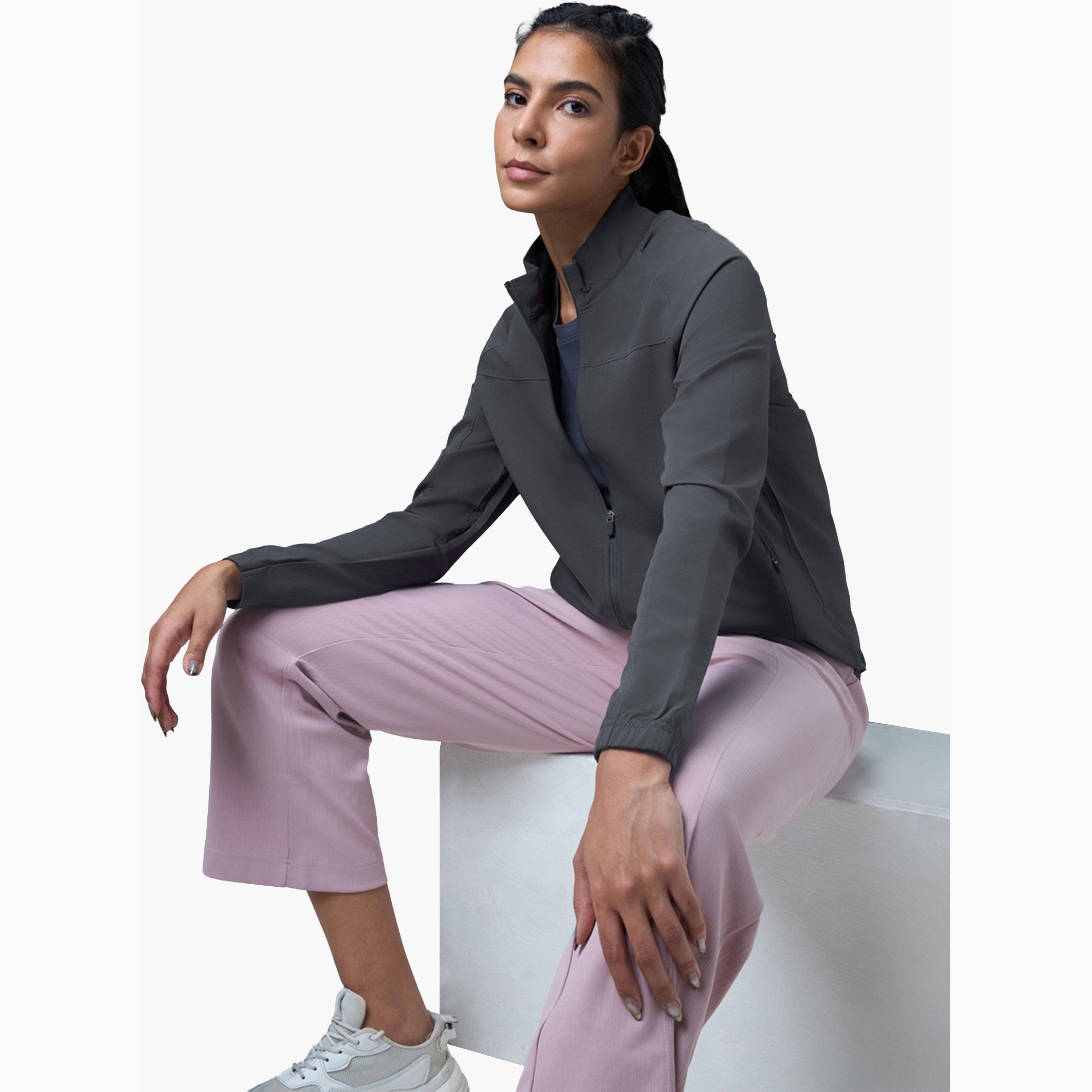 جاكيت رياضي سادة بقصة ضيقة وتقنية تكنولايت-women-clothing-sportswearandactivewear-coatsandjackets-jackets-image-3