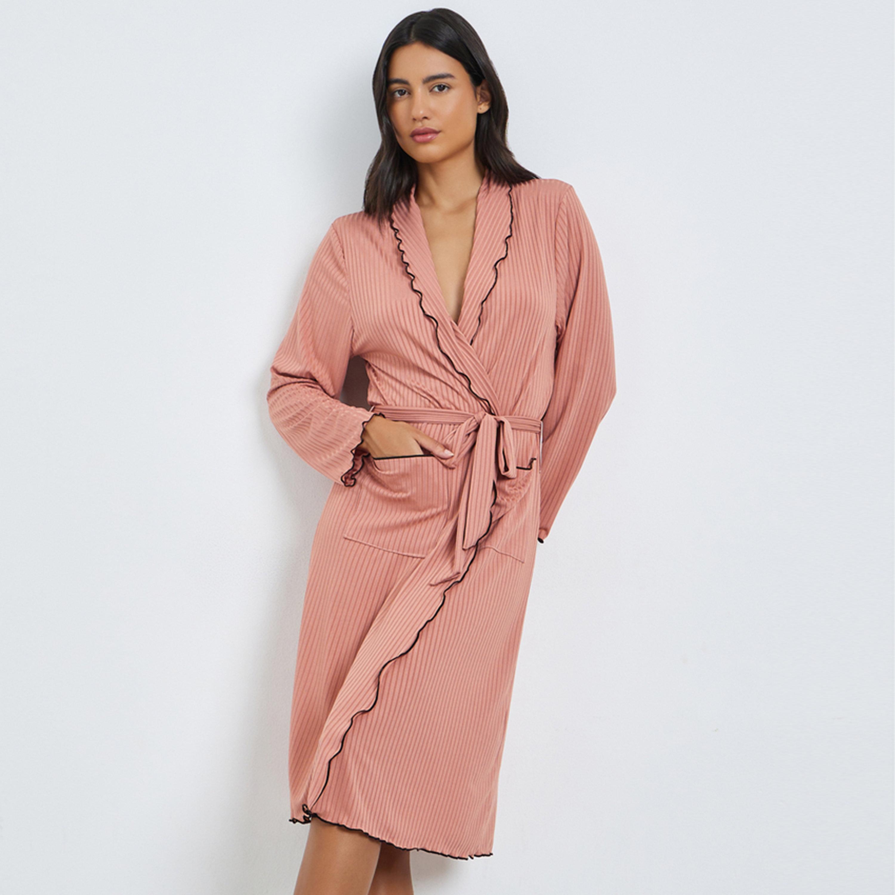 روب بجيبين وتفاصيل حافة متعرجة وتفاصيل مضلعة-women-clothing-nightwear-robes-image-1