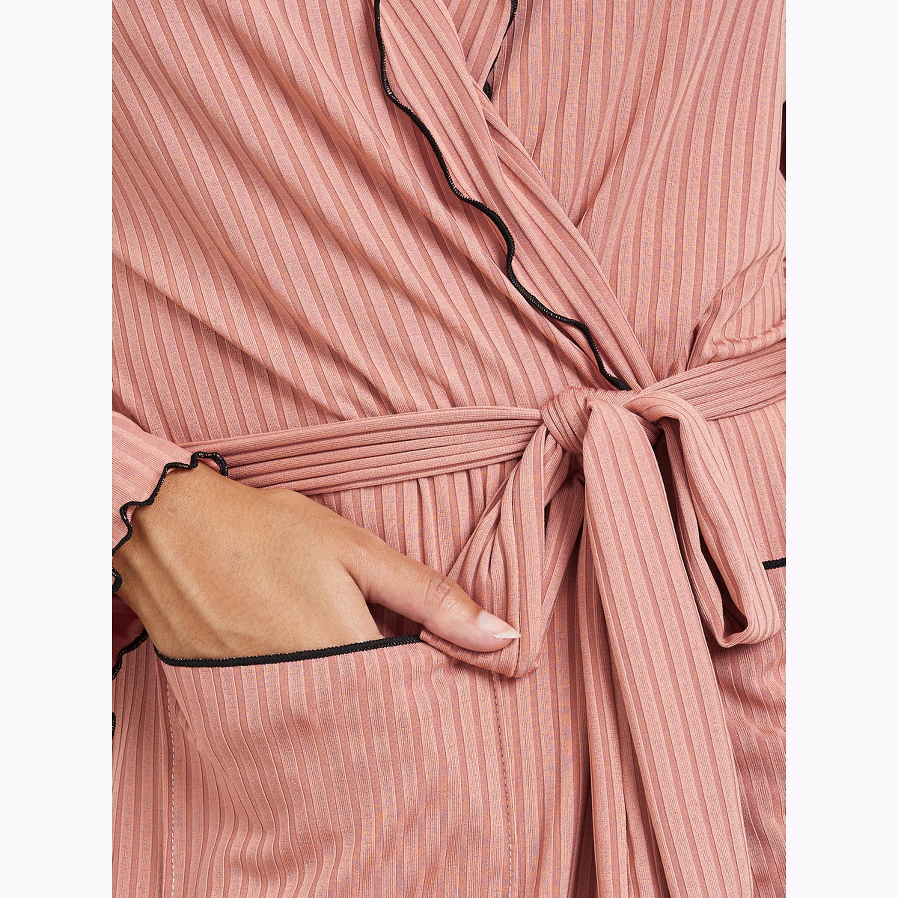 روب بجيبين وتفاصيل حافة متعرجة وتفاصيل مضلعة-women-clothing-nightwear-robes-image-5