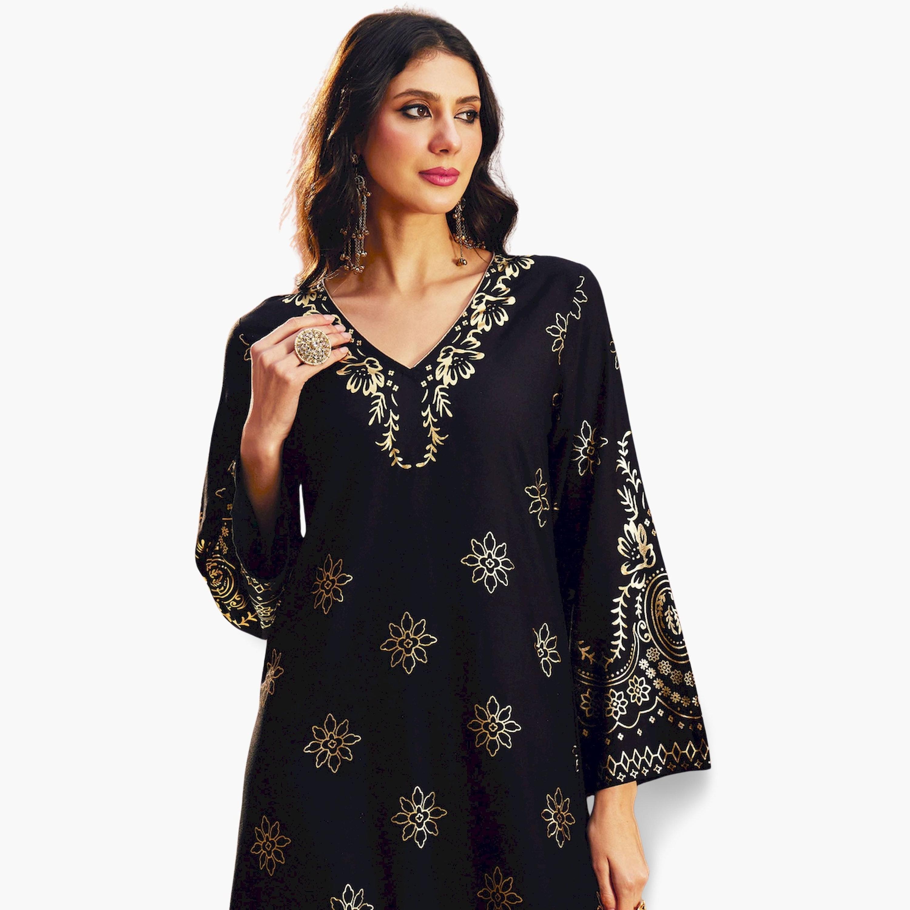 ساسافراس × ستايلي - جلابية سوداء مطبوعة برقائق معدنية تصميم A-women-arabicclothing-jalabiyas-image-4