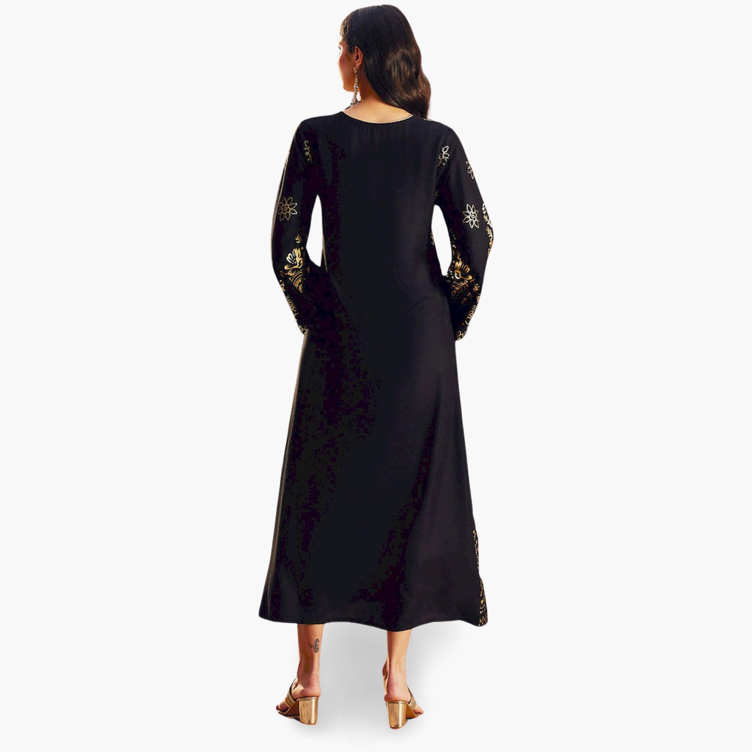 ساسافراس × ستايلي - جلابية سوداء مطبوعة برقائق معدنية تصميم A-women-arabicclothing-jalabiyas-image-5