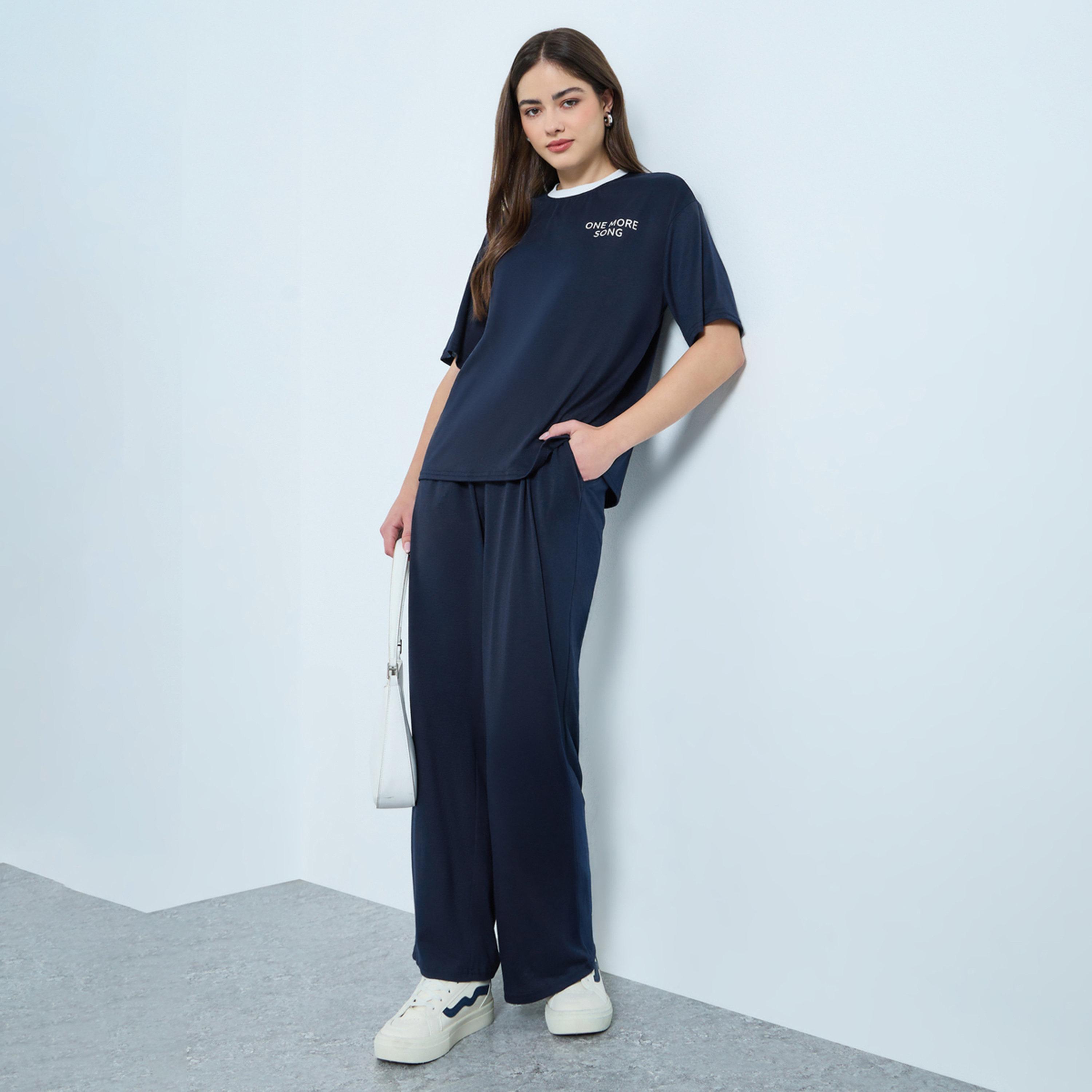 طقم منسق من جوغر بأرجل واسعة وتيشيرت مطبوع كحلي-women-clothing-coordsets-image-1