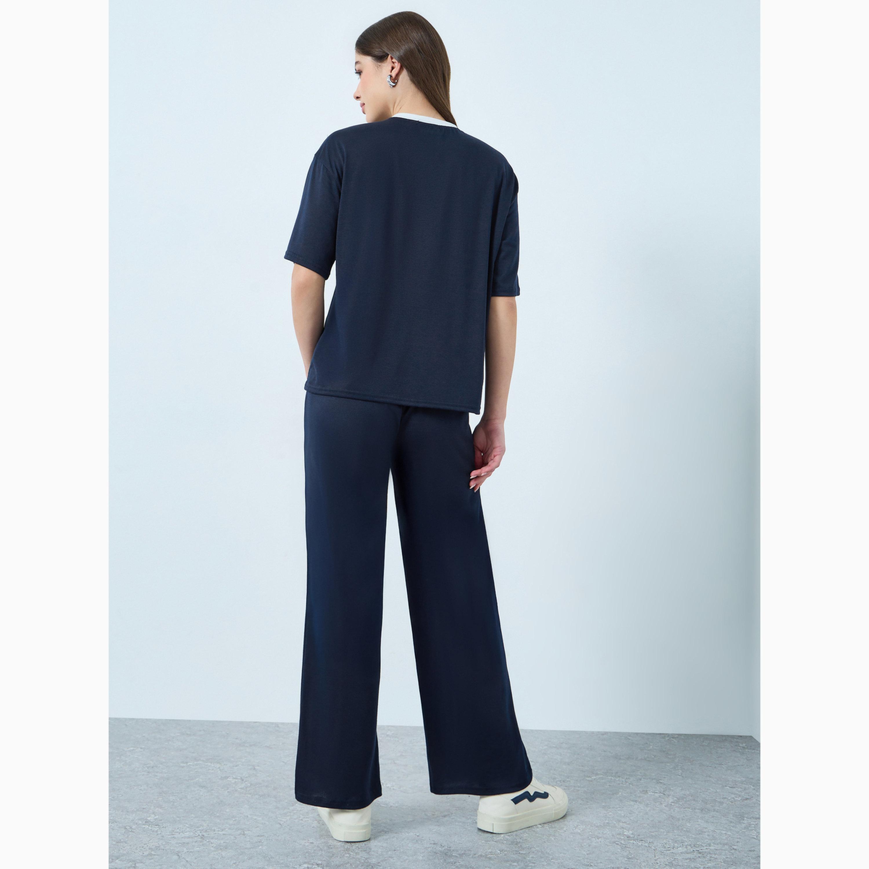 طقم منسق من جوغر بأرجل واسعة وتيشيرت مطبوع كحلي-women-clothing-coordsets-image-6