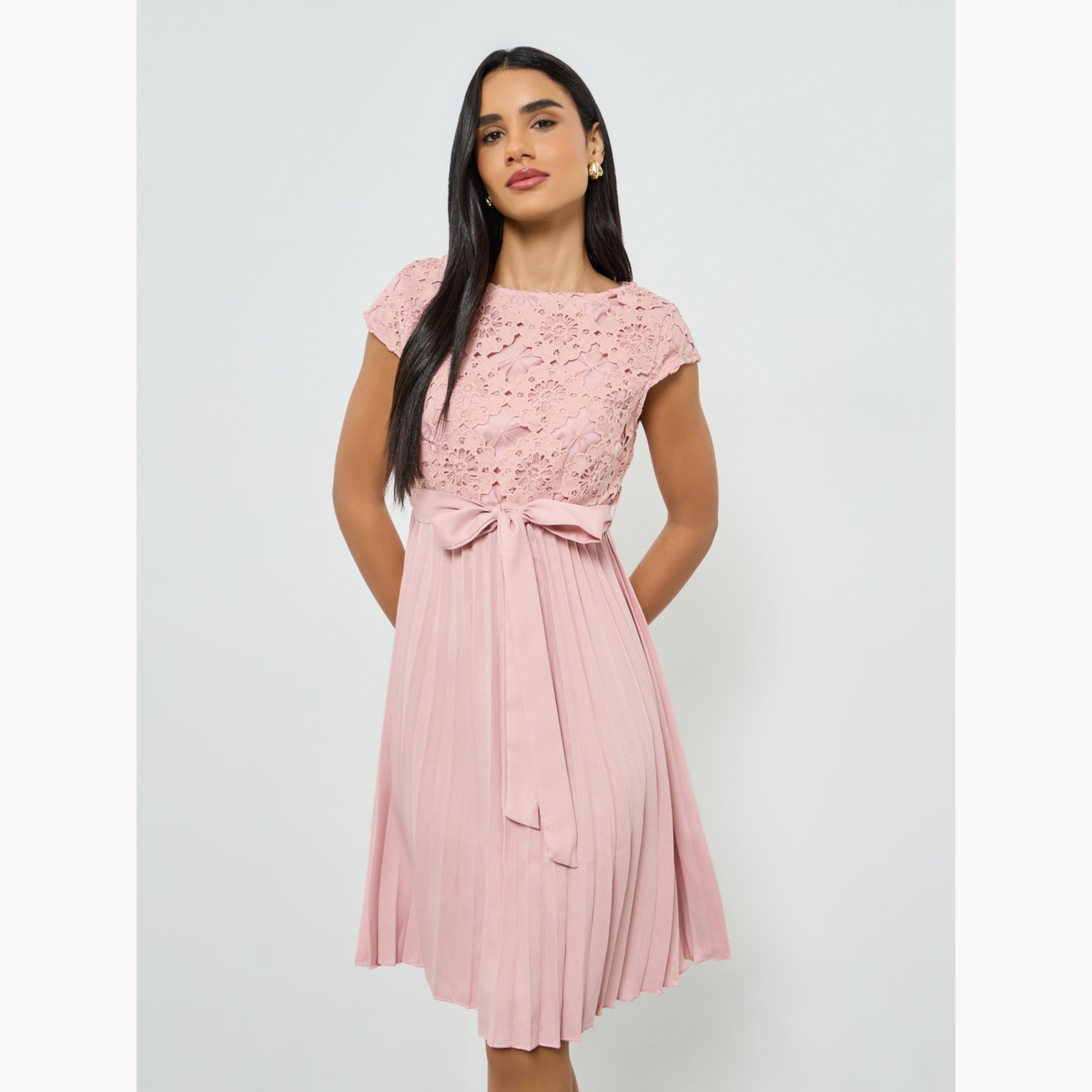 فستان بطول الركبة وحافة واسعة وتكسيرات دانتيل-women-clothing-dresses-image-1