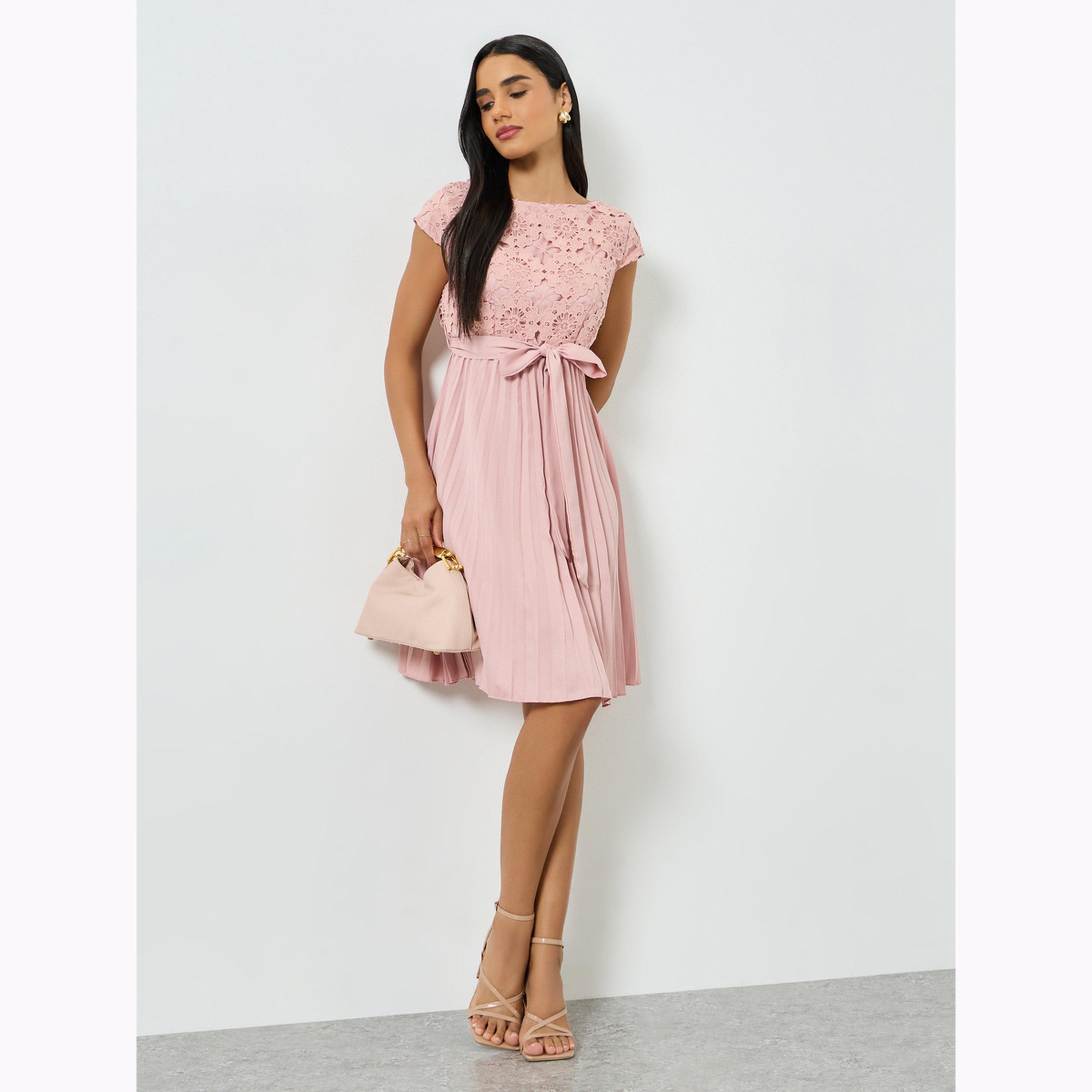 فستان بطول الركبة وحافة واسعة وتكسيرات دانتيل-women-clothing-dresses-image-2