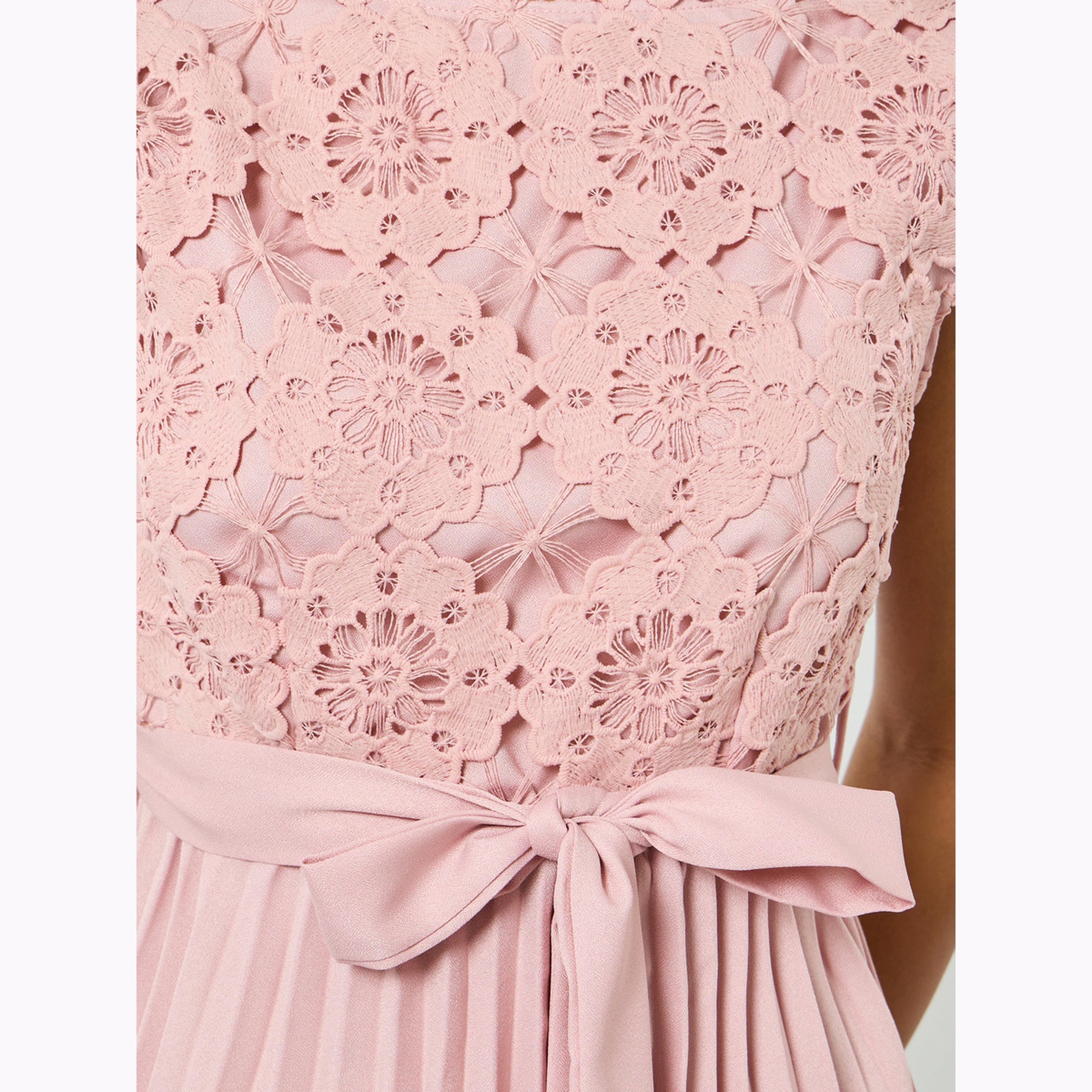 فستان بطول الركبة وحافة واسعة وتكسيرات دانتيل-women-clothing-dresses-image-5
