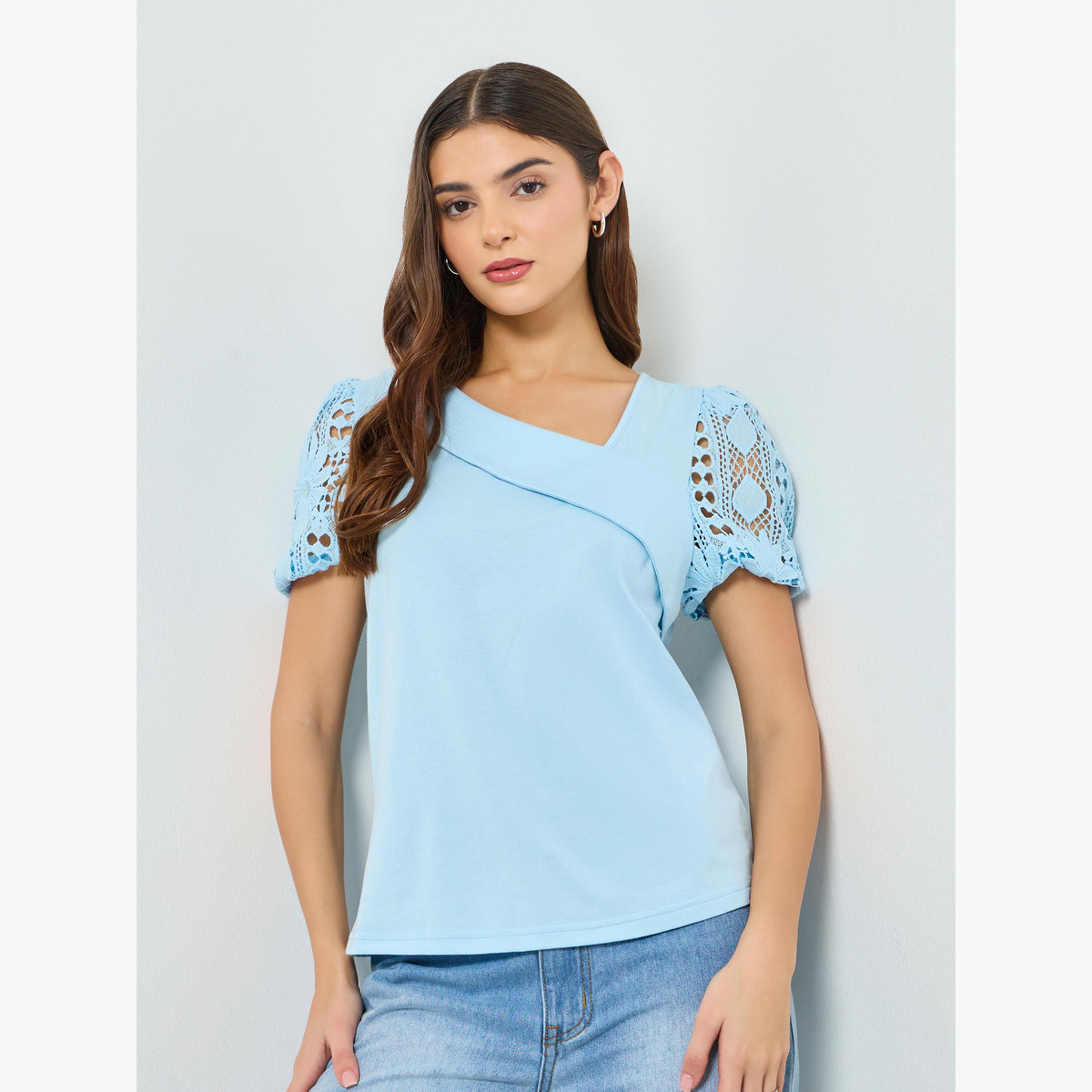 بلوزة سادة بياقة غير متماثلة وأكمام منفوخة مفرغة-women-clothing-shirtsandblouses-blouses-image-1