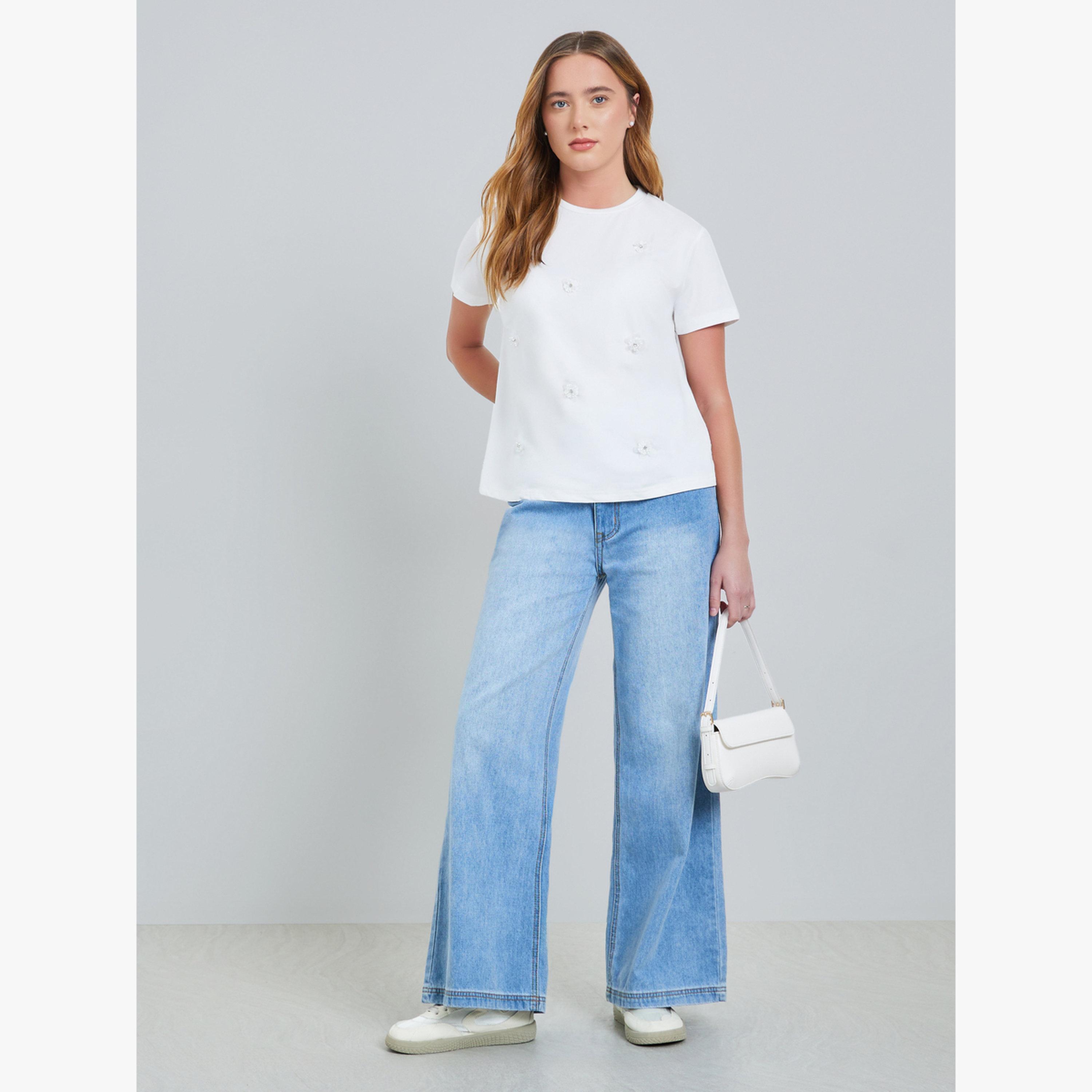 بلوزة بأكمام قصيرة وتفاصيل زهور وياقة دائرية-women-clothing-shirtsandblouses-blouses-image-2