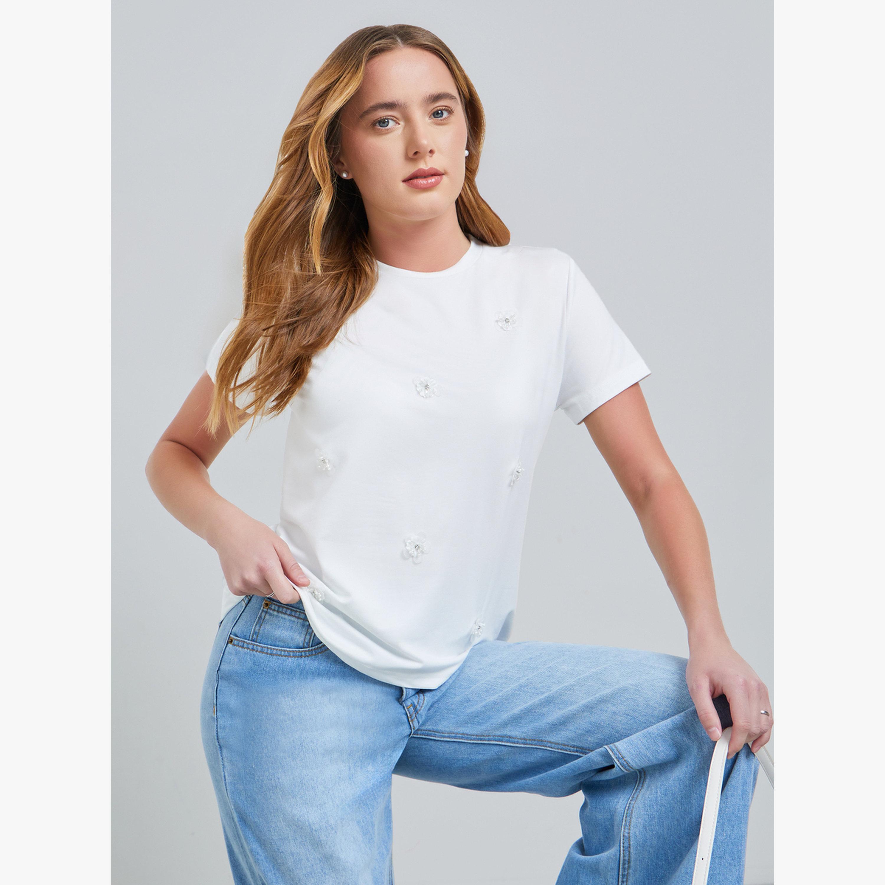 بلوزة بأكمام قصيرة وتفاصيل زهور وياقة دائرية-women-clothing-shirtsandblouses-blouses-image-3