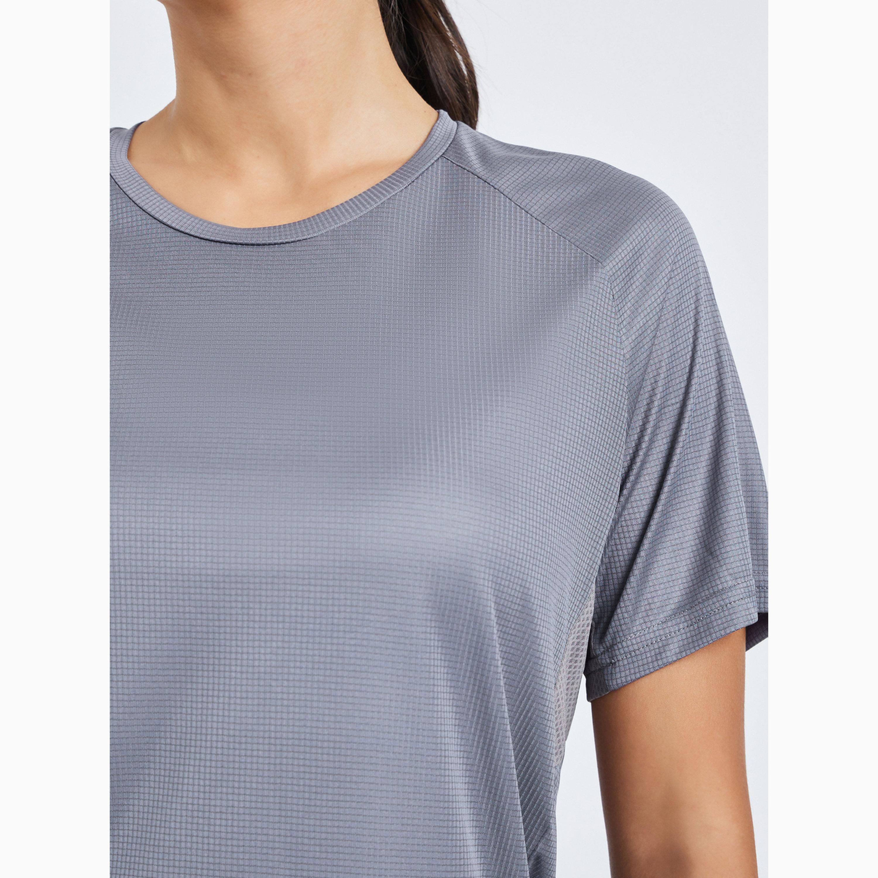 بلوزة بأكمام قصيرة وتصميم ألواح وتفاصيل بارزة الملمس-women-clothing-tshirts-image-4