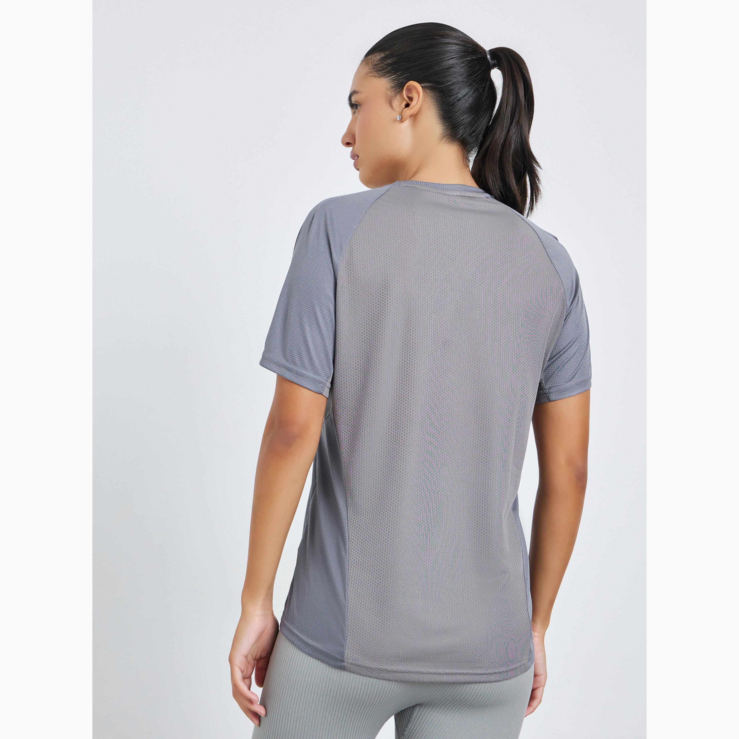 بلوزة بأكمام قصيرة وتصميم ألواح وتفاصيل بارزة الملمس-women-clothing-tshirts-image-5