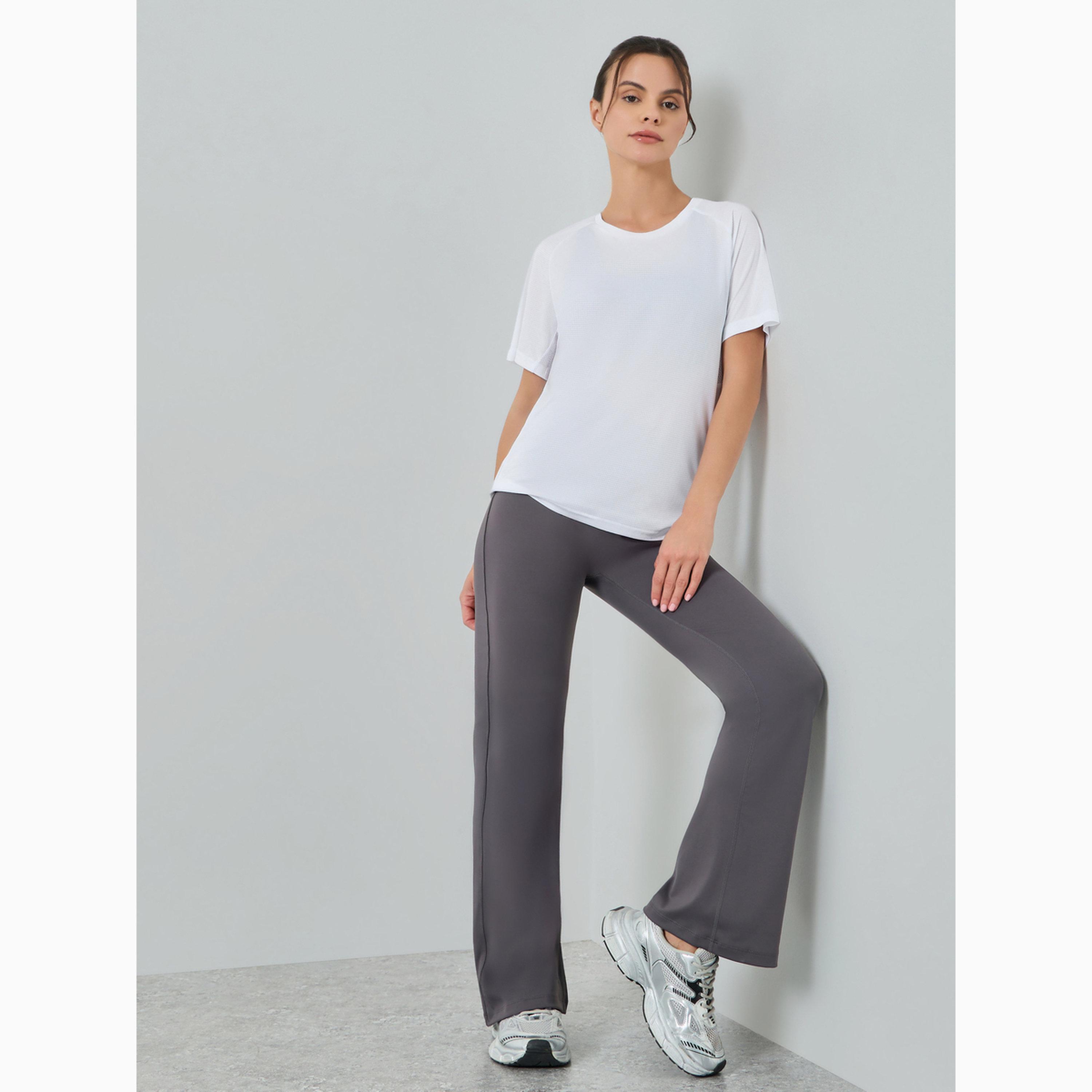 بلوزة بأكمام قصيرة وتصميم ألواح وتفاصيل بارزة الملمس لون أبيض-women-clothing-tshirts-image-2
