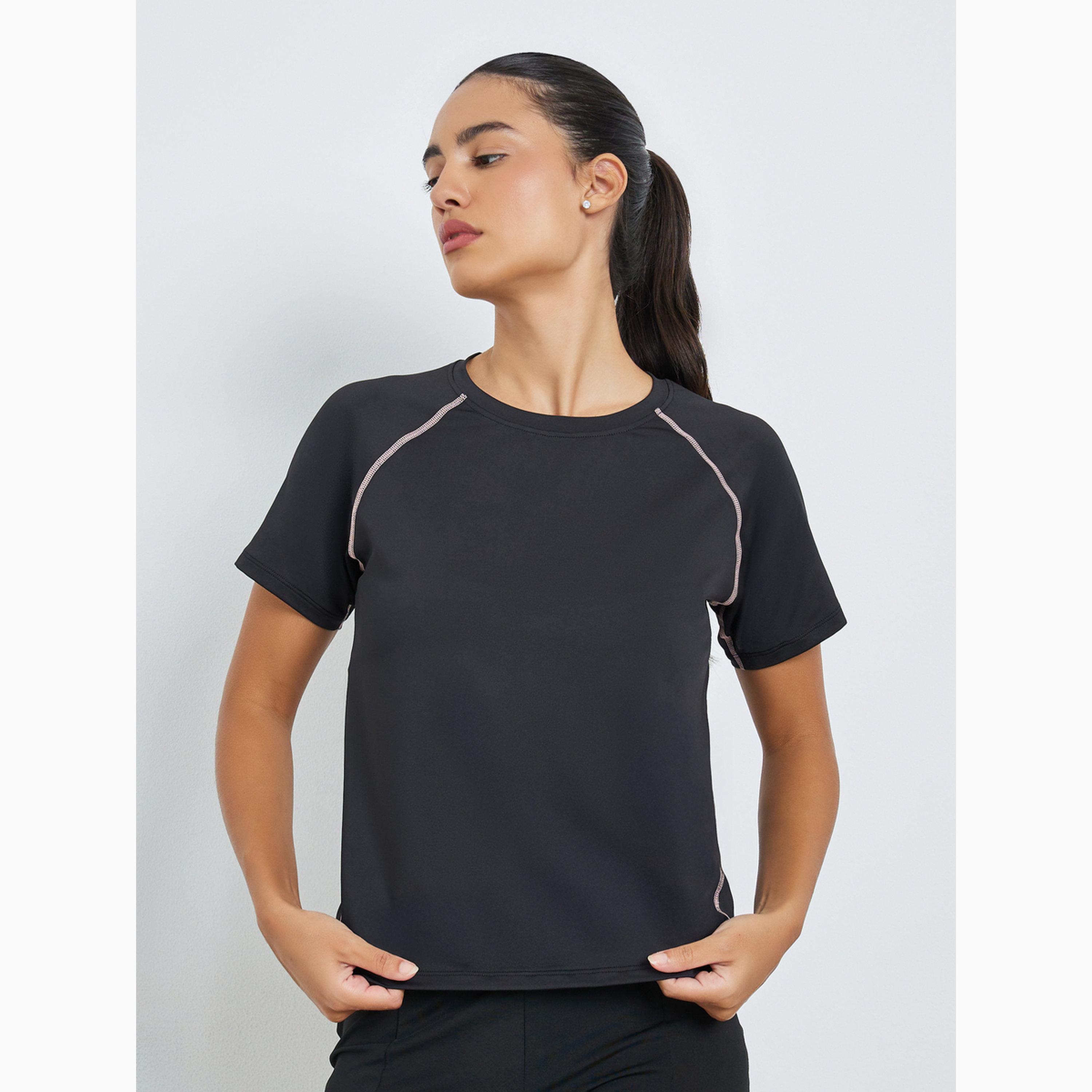 بلوزة بأكمام قصيرة وتفاصيل درزات مباينة لون أسود-sports-women-clothing-tshirtsandvests-image-1