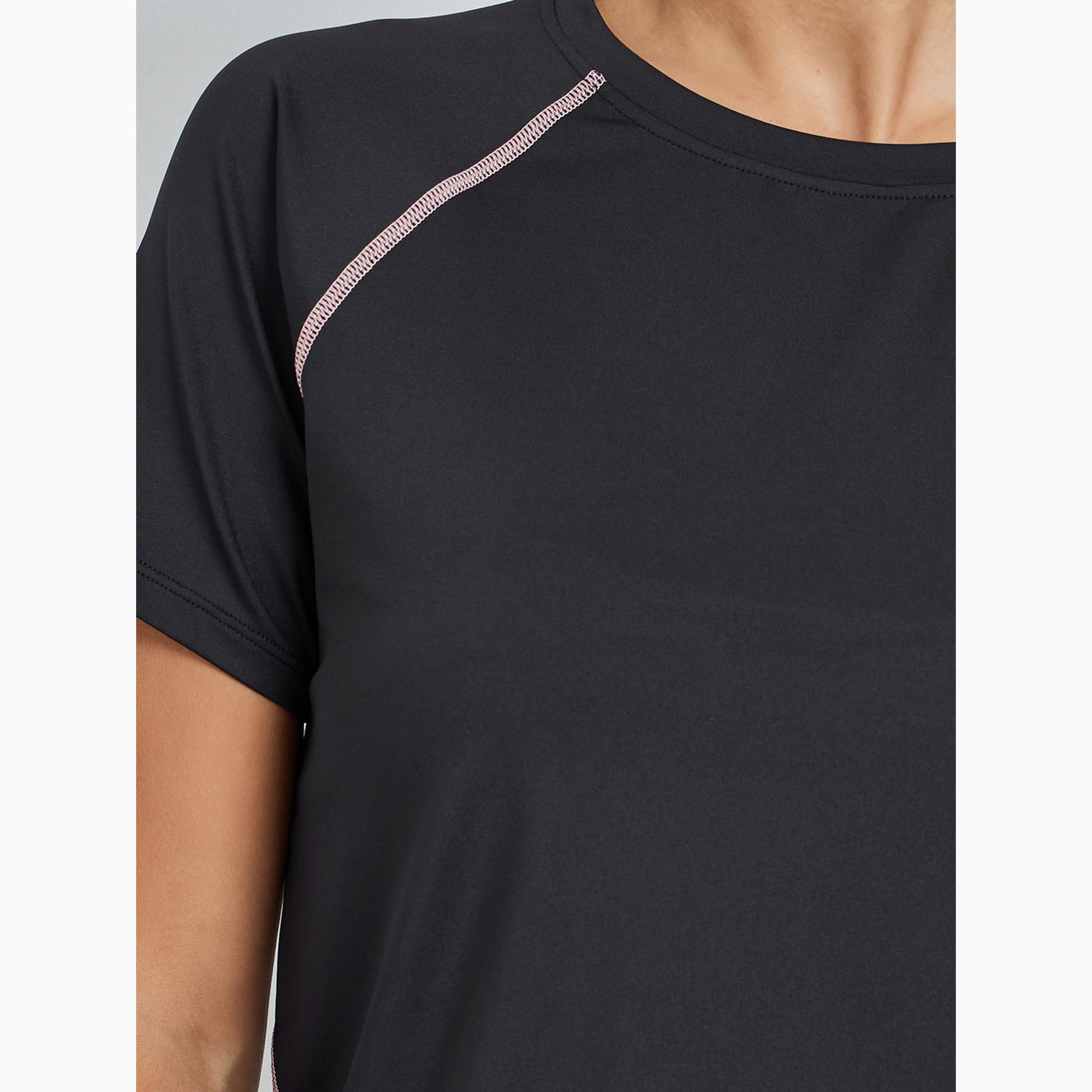 بلوزة بأكمام قصيرة وتفاصيل درزات مباينة لون أسود-sports-women-clothing-tshirtsandvests-image-4