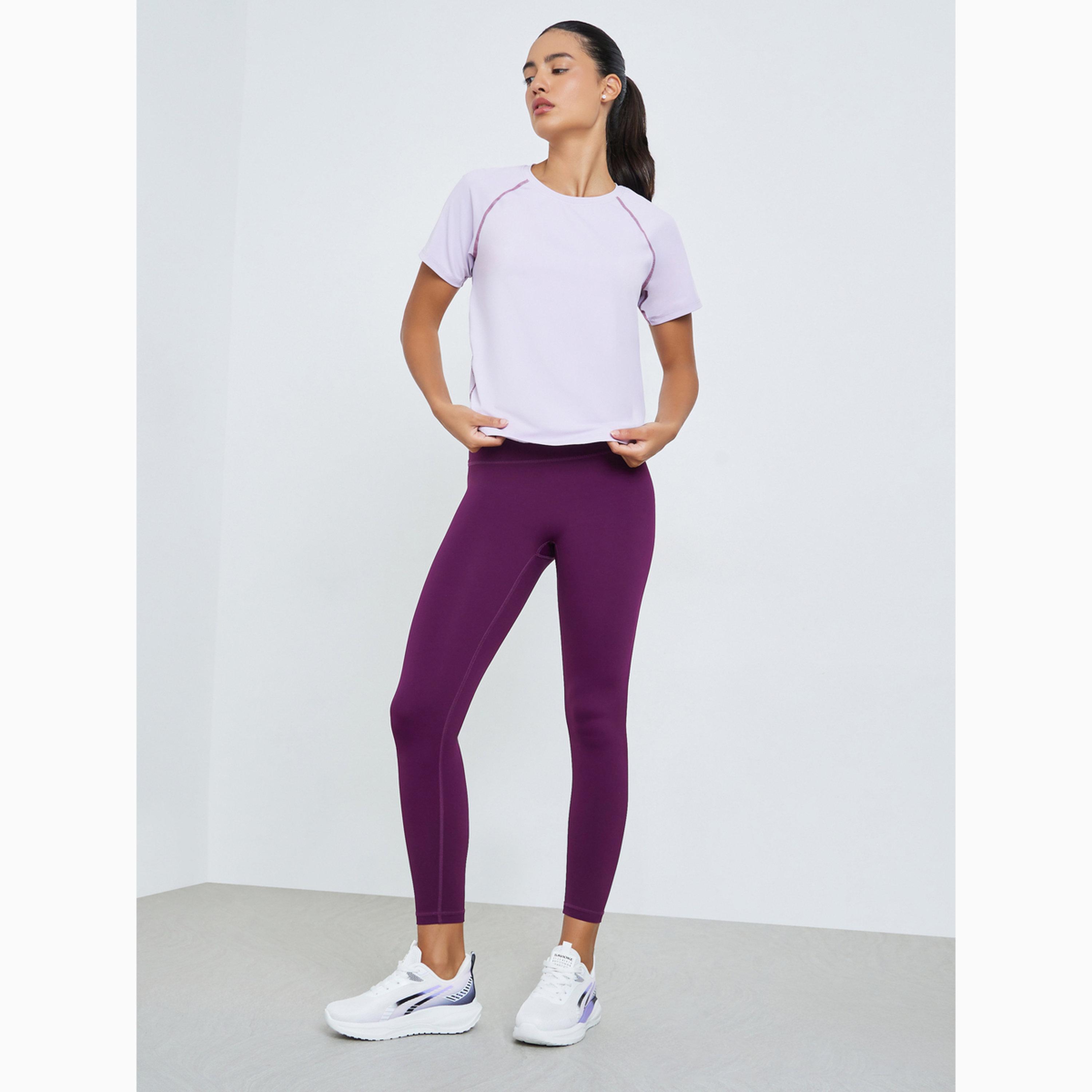 بلوزة بأكمام قصيرة وتفاصيل درزات متباينة-sports-women-clothing-tshirtsandvests-image-2