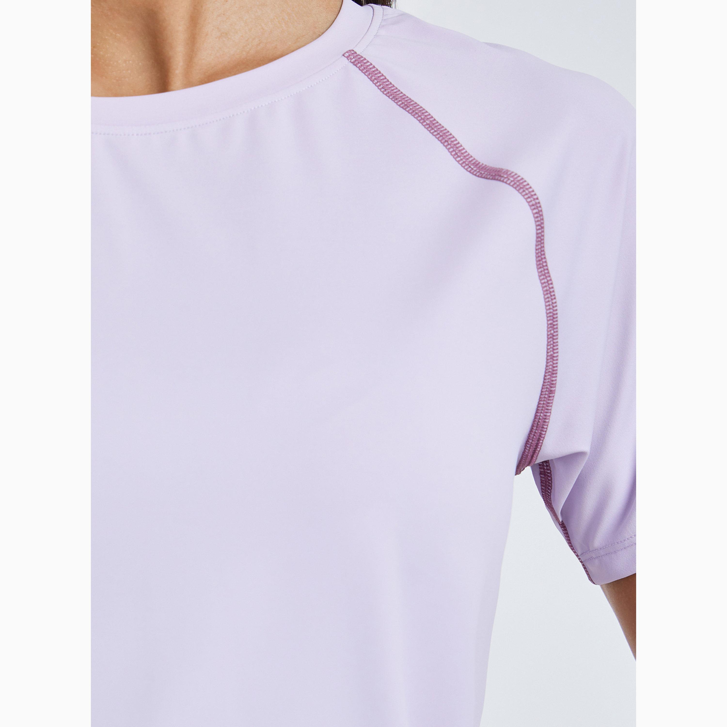 بلوزة بأكمام قصيرة وتفاصيل درزات متباينة-sports-women-clothing-tshirtsandvests-image-4