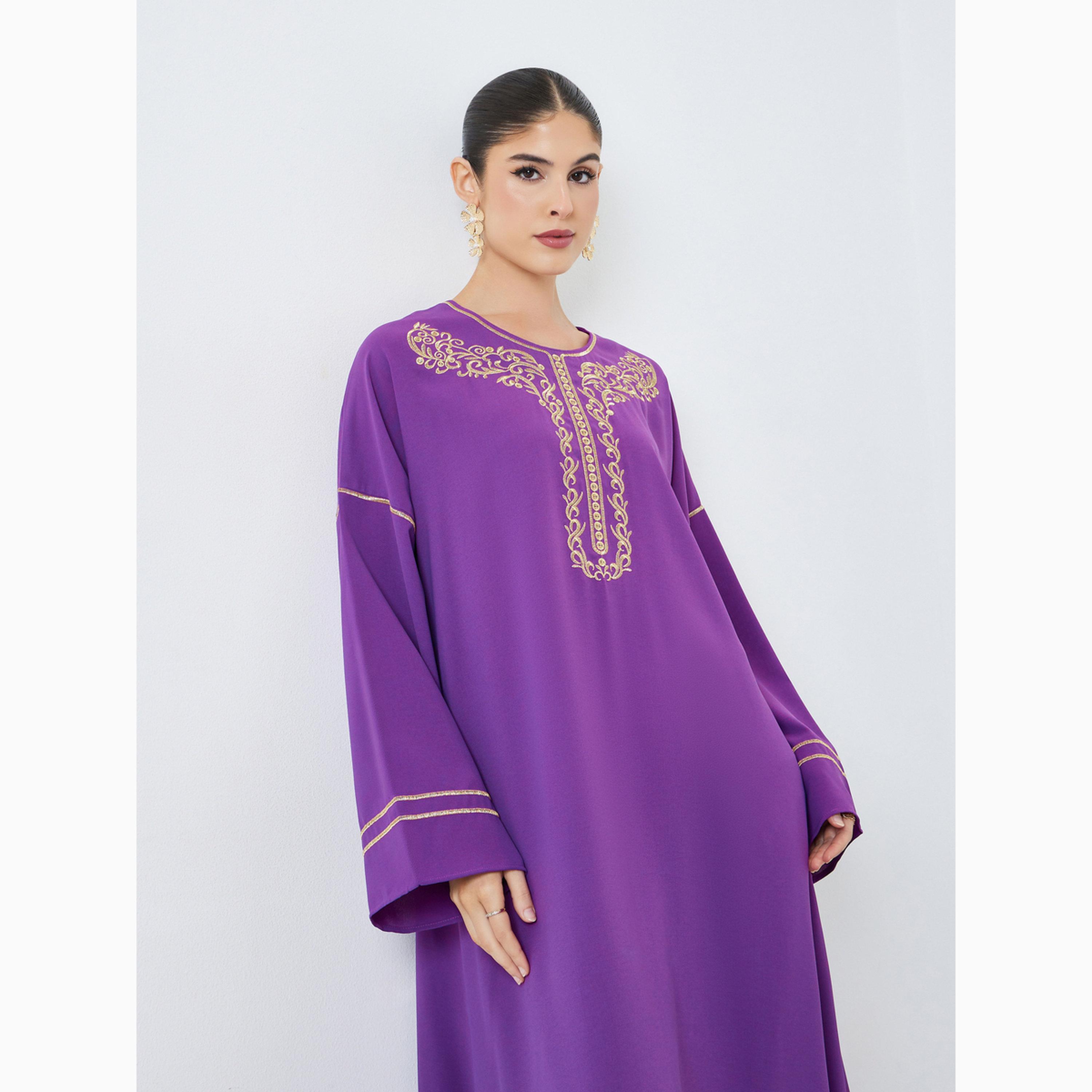 جلابية بياقة دائرية وتفاصيل مُطرّزة-women-arabicclothing-jalabiyas-image-2