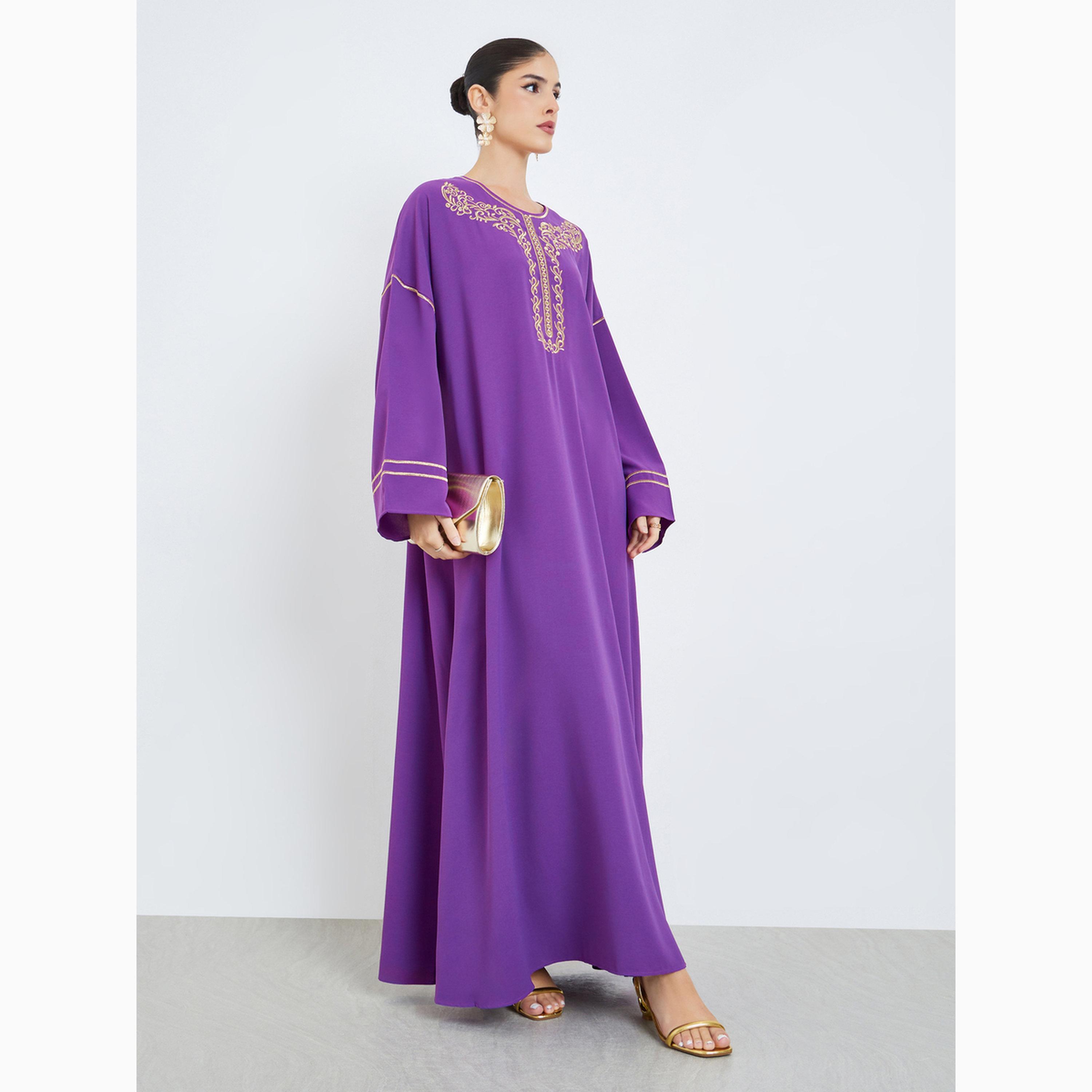 جلابية بياقة دائرية وتفاصيل مُطرّزة-women-arabicclothing-jalabiyas-image-3