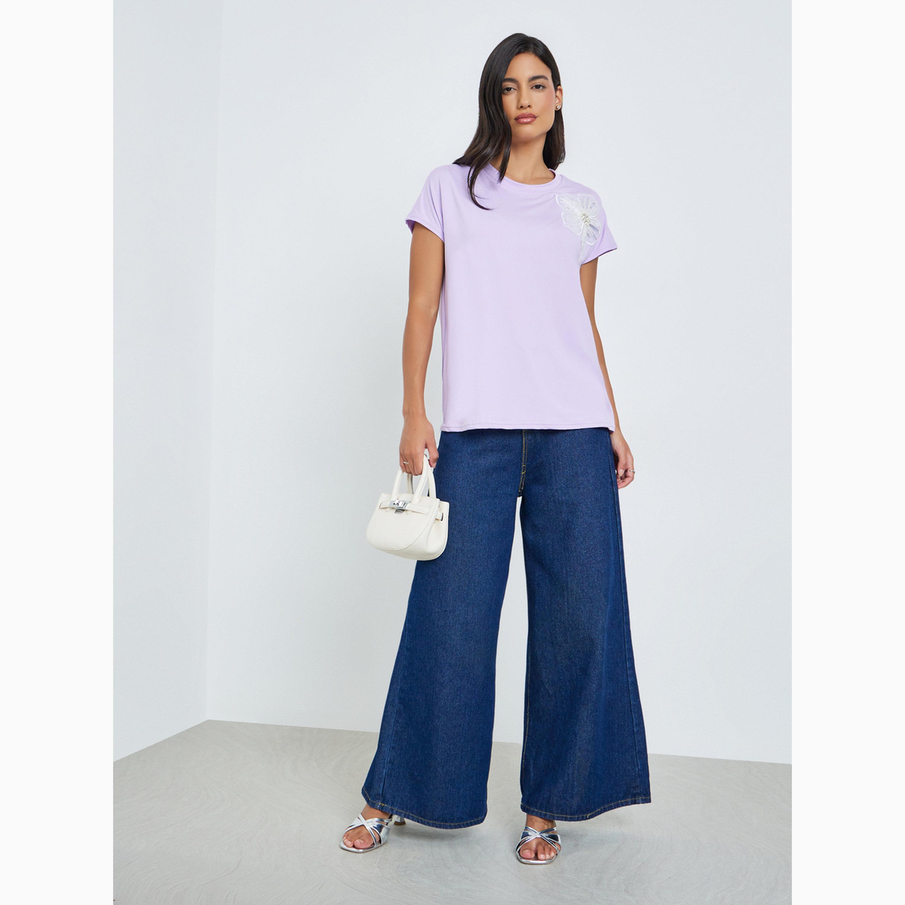 تيشيرت ياقة دائرية بتفاصيل أزهار ترتر-women-clothing-tshirts-image-2