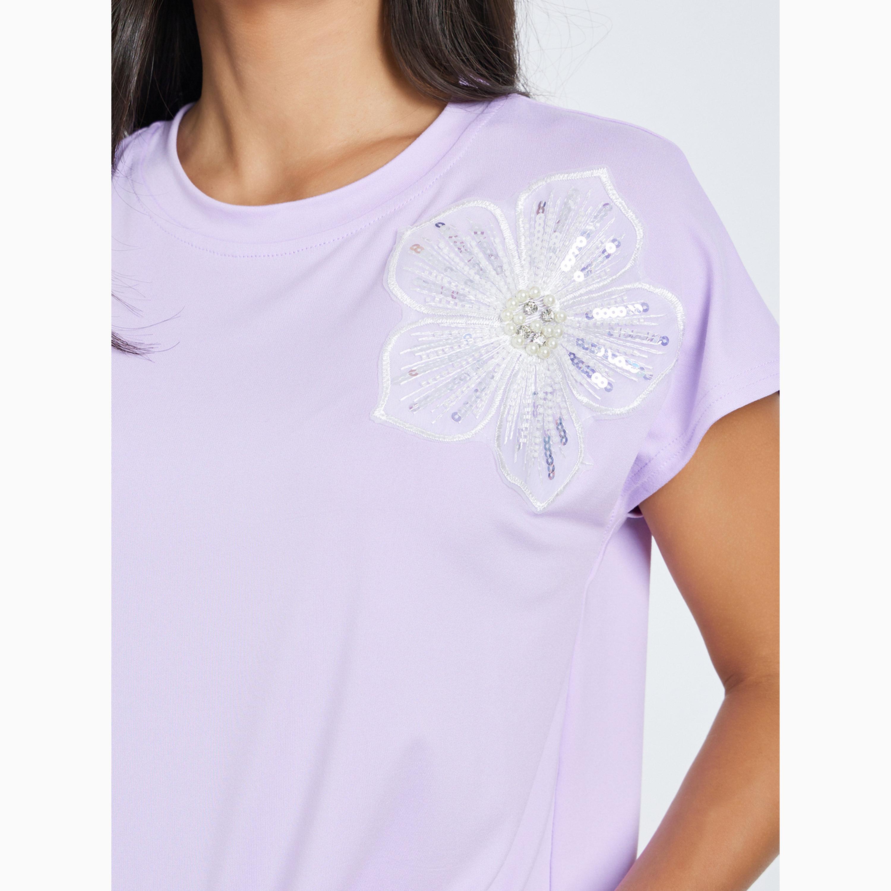 تيشيرت ياقة دائرية بتفاصيل أزهار ترتر-women-clothing-tshirts-image-4