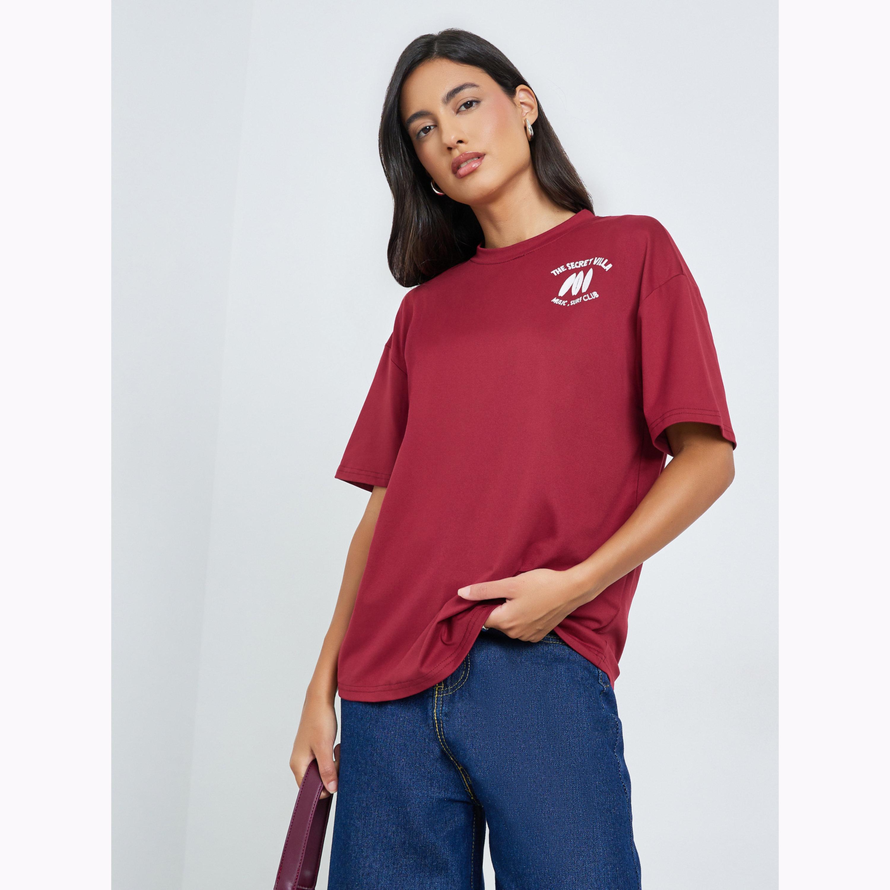 تيشيرت برغندي بطبعة شعار وأكمام قصيرة وقصة واسعة-women-clothing-tshirts-image-1