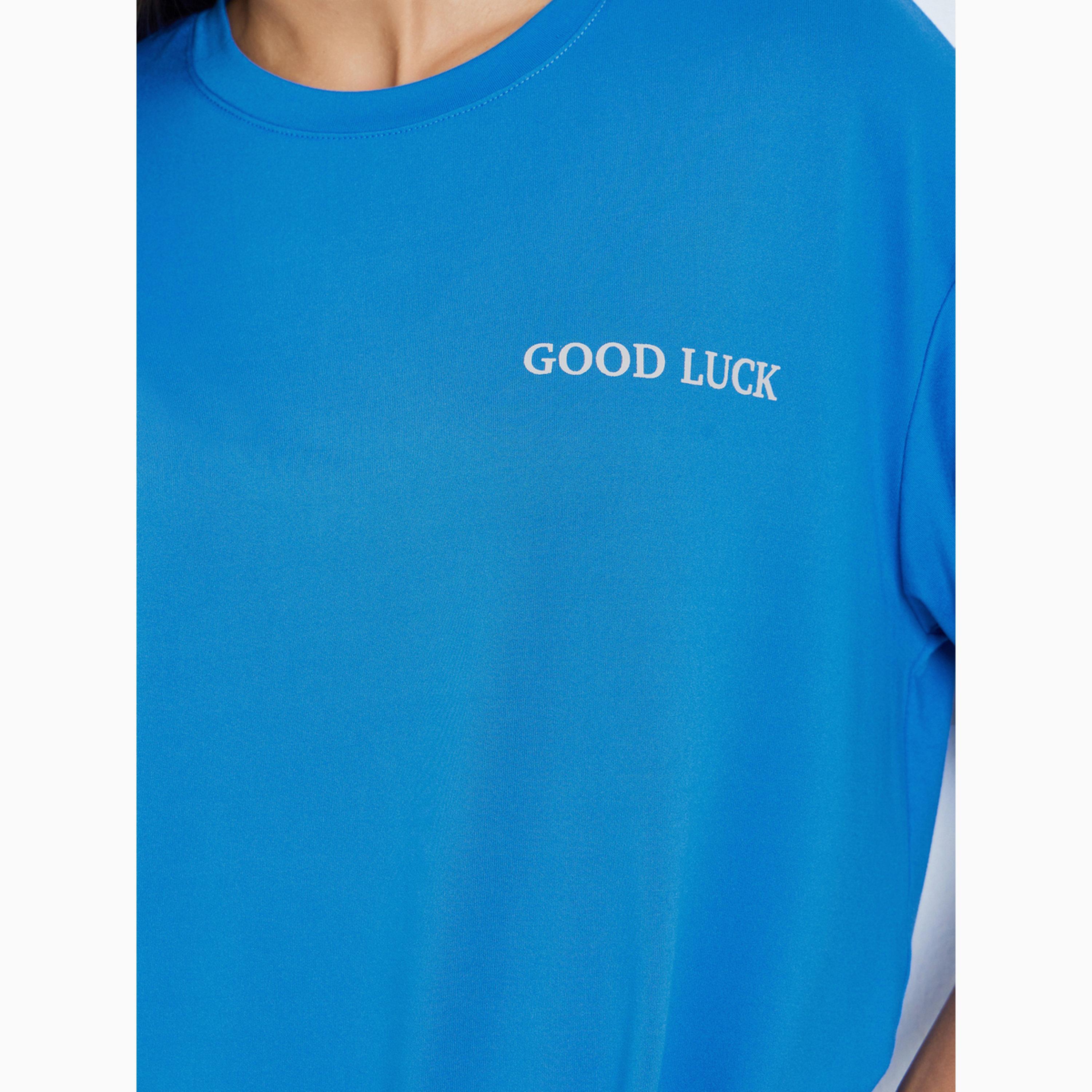 تيشيرت أزرق بطبعة شعار وياقة مستديرة وقصة واسعة-women-clothing-tshirts-image-4