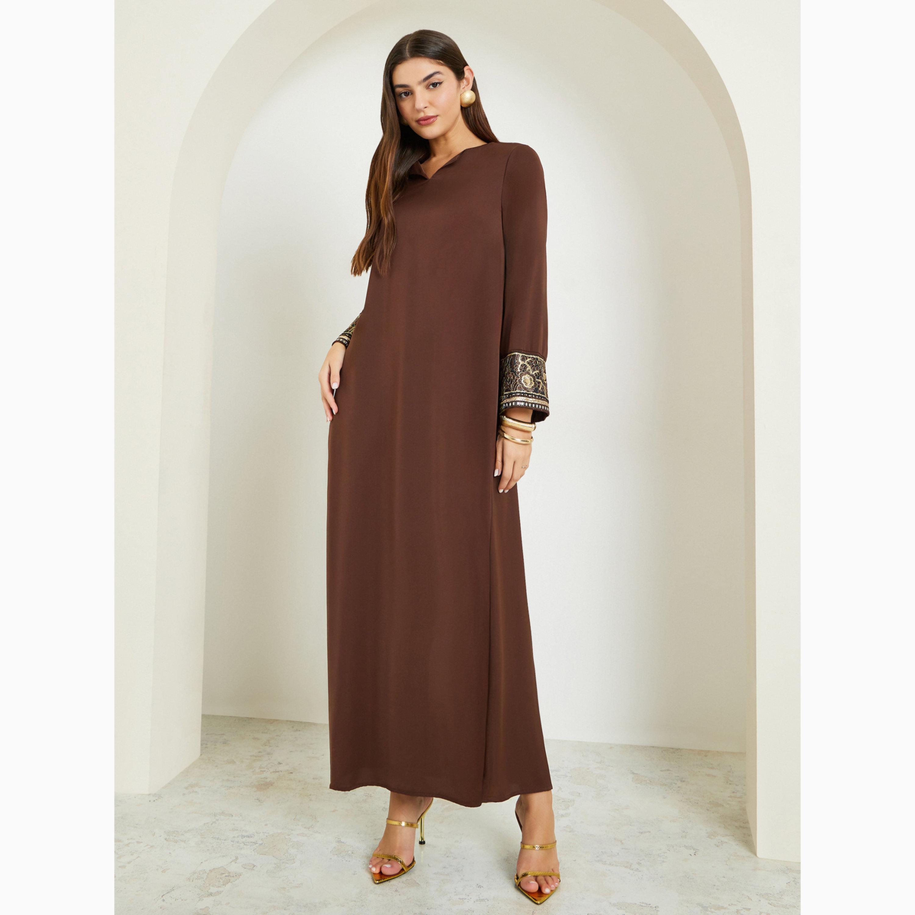 جلابية بياقة بشق مع أساور بتفاصيل مُطرّزة-women-arabicclothing-jalabiyas-image-1