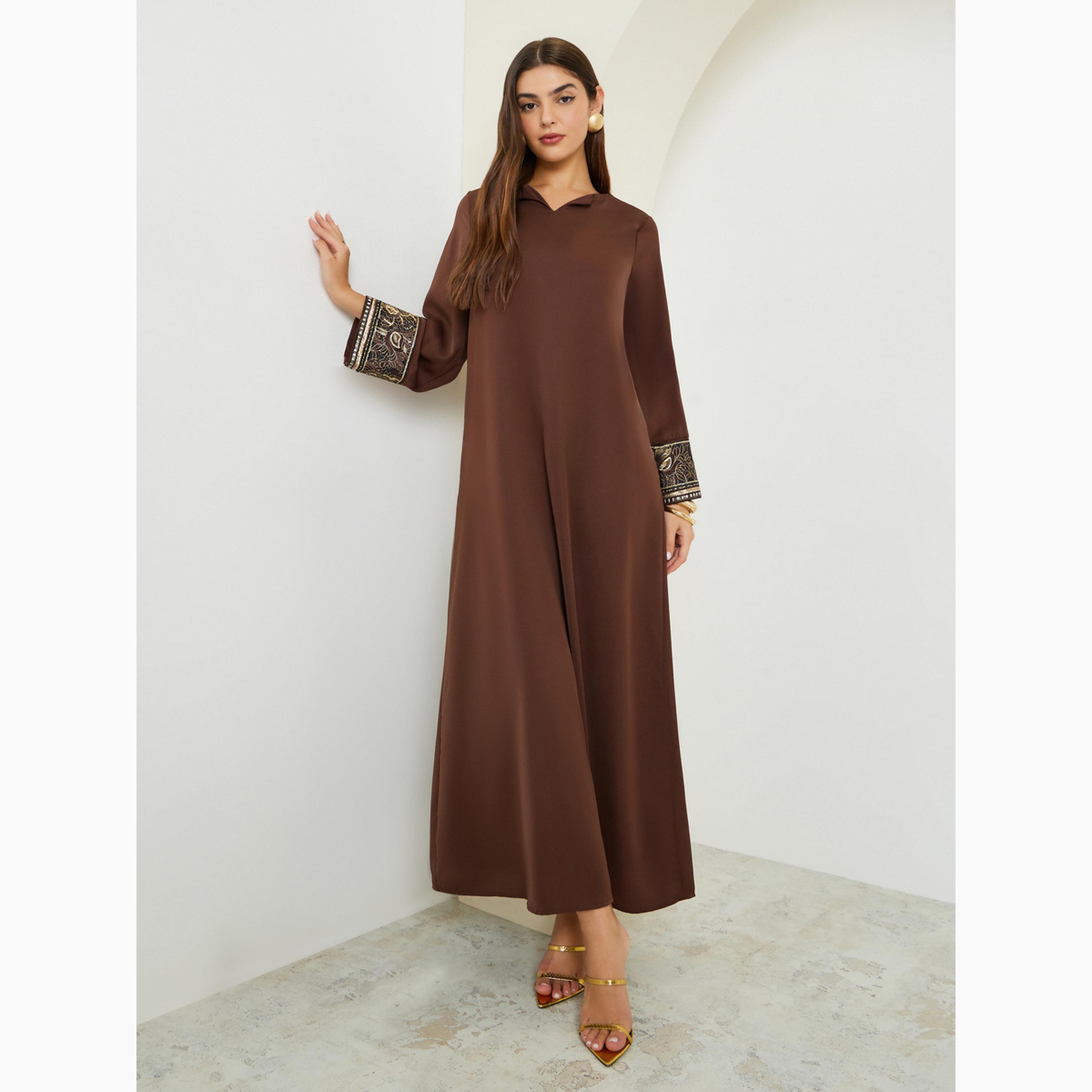 جلابية بياقة بشق مع أساور بتفاصيل مُطرّزة-women-arabicclothing-jalabiyas-image-2