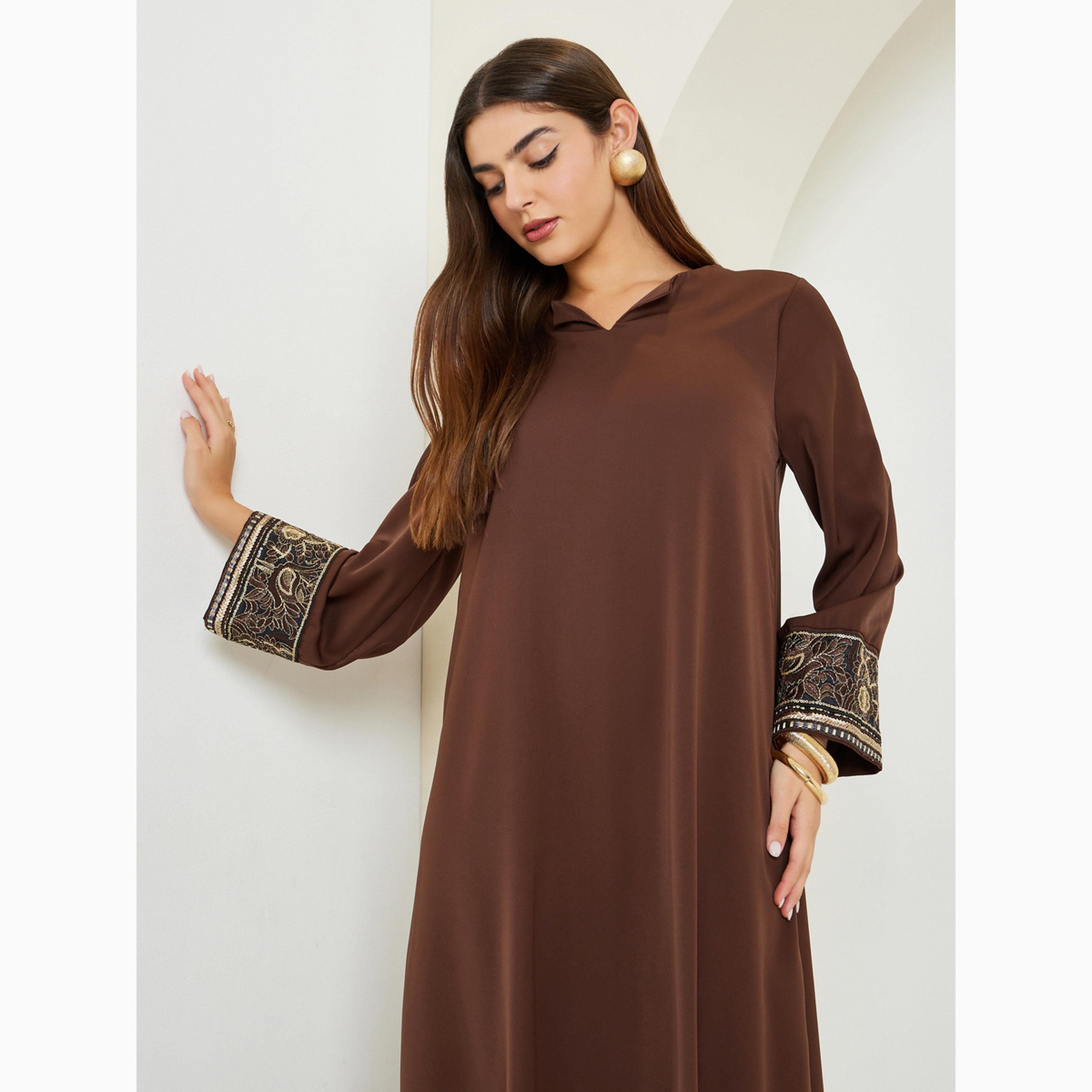 جلابية بياقة بشق مع أساور بتفاصيل مُطرّزة-women-arabicclothing-jalabiyas-image-3
