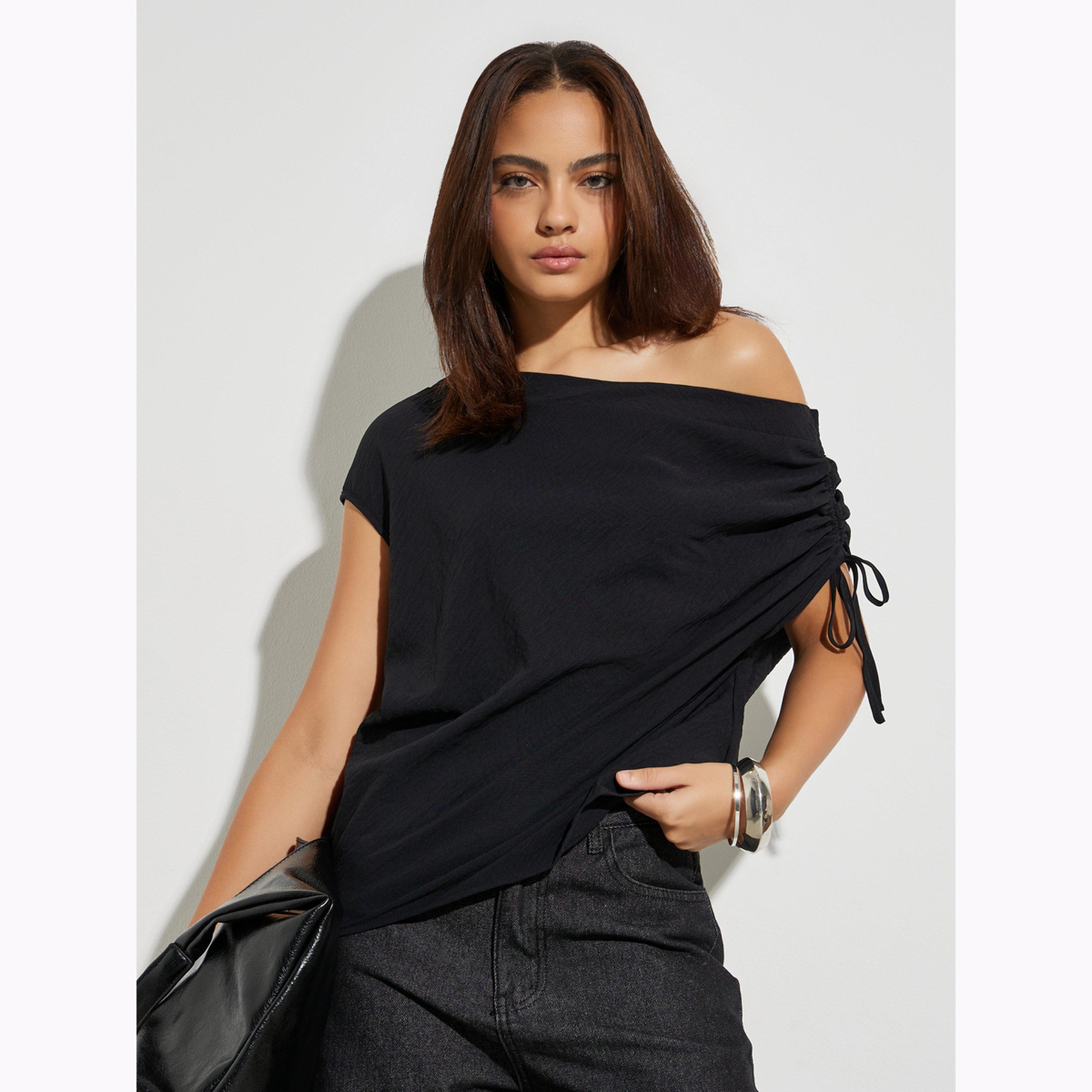 توب أسود سادة بياقة غير متماثلة وتفاصيل زمزمات-women-clothing-shirtsandblouses-blouses-image-1